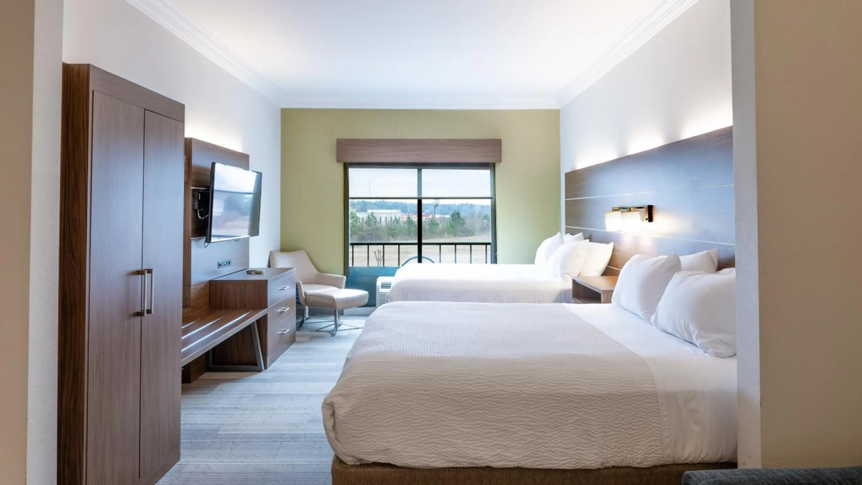 Bed in Holiday Inn Express & Suites Macon - I-475 by IHG Bed in Holiday Inn Express & Suites Macon - I-475 by IHG