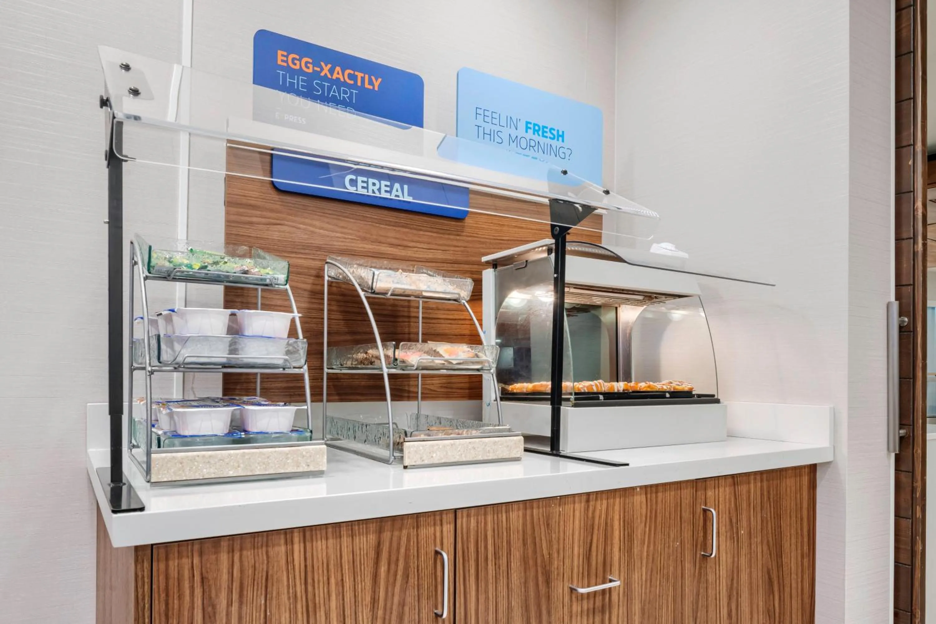 Restaurant/places to eat in Holiday Inn Express & Suites Macon - I-475 by IHG