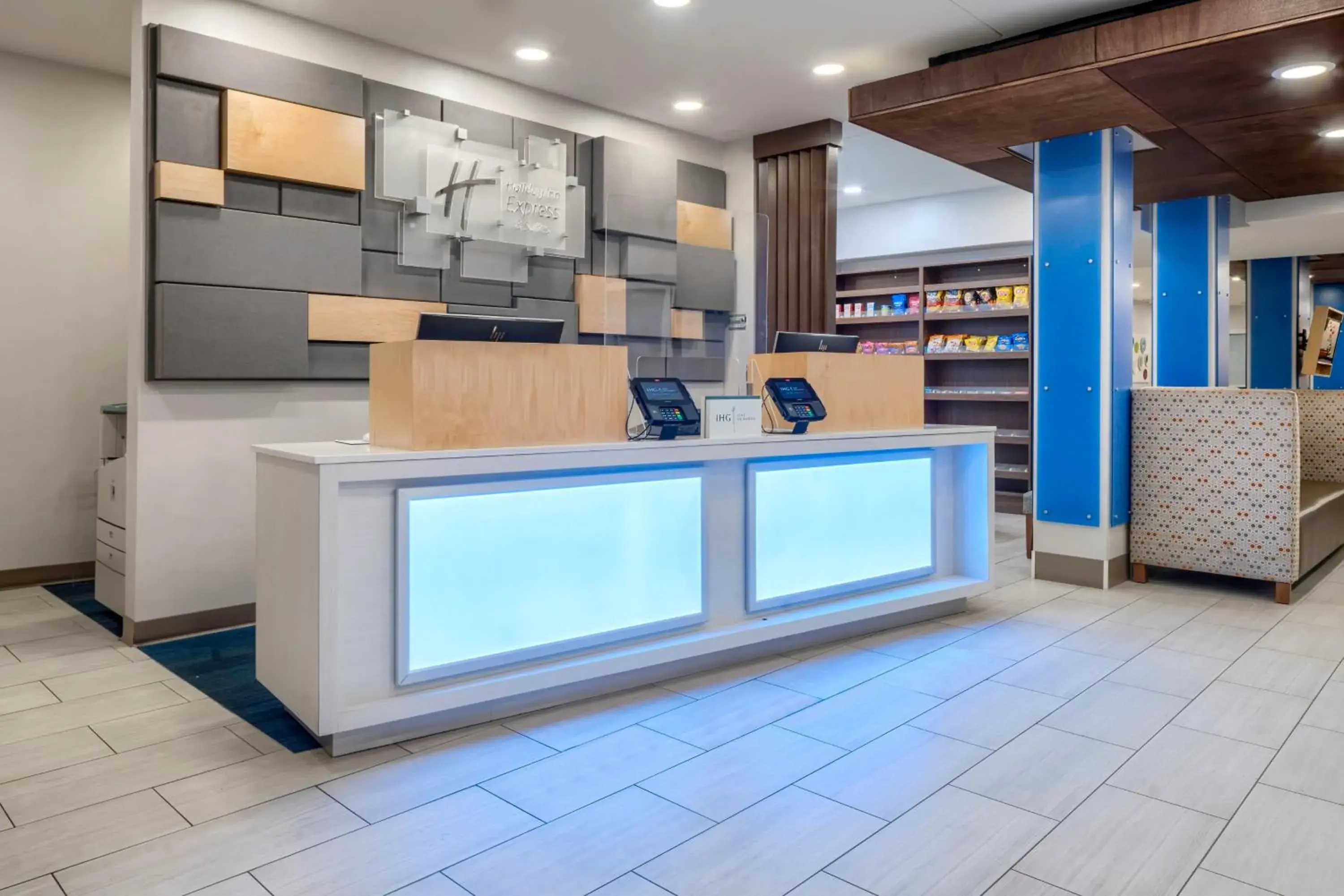 Property building in Holiday Inn Express & Suites Macon - I-475 by IHG Property building in Holiday Inn Express & Suites Macon - I-475 by IHG