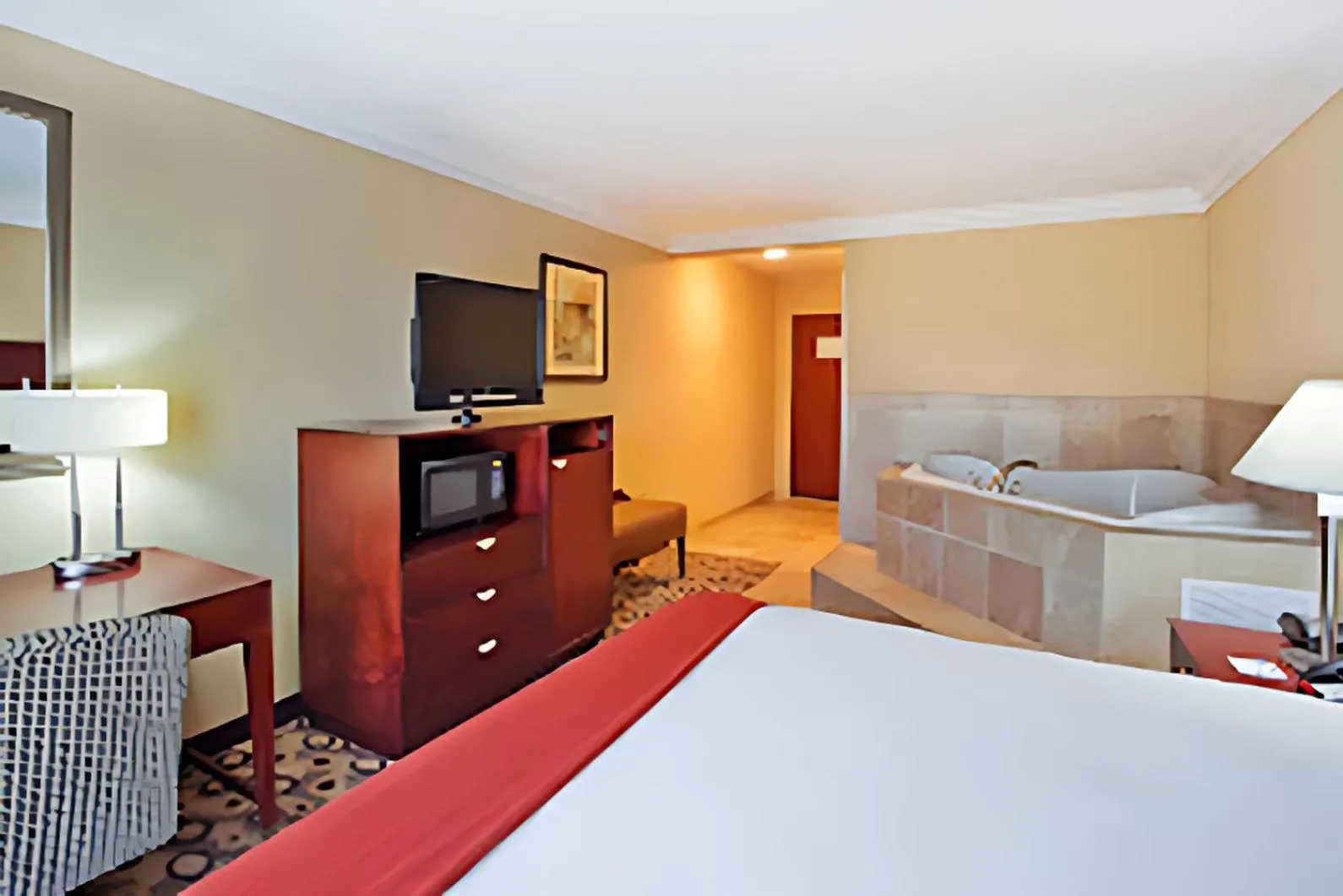 Bed in Holiday Inn Express & Suites Macon - I-475 by IHG