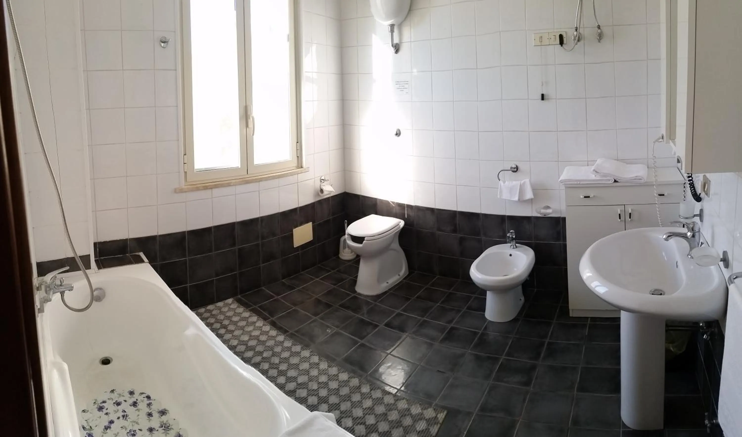 Toilet in Hotel Sirio