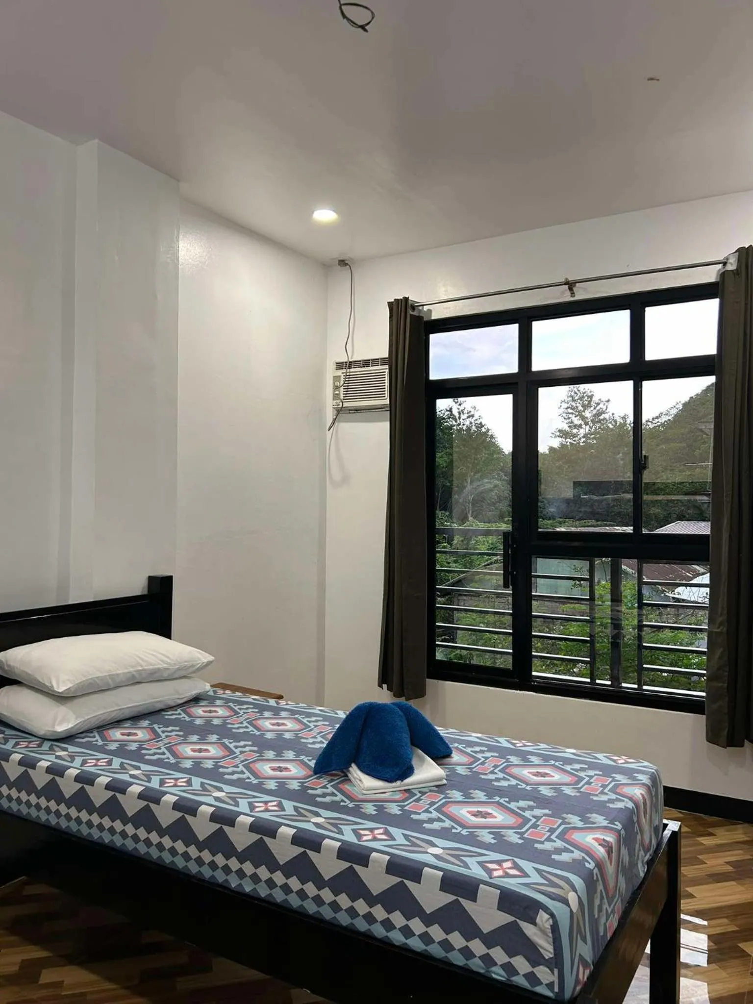 Bedroom, Bed in Seaslugs Travellers Inn