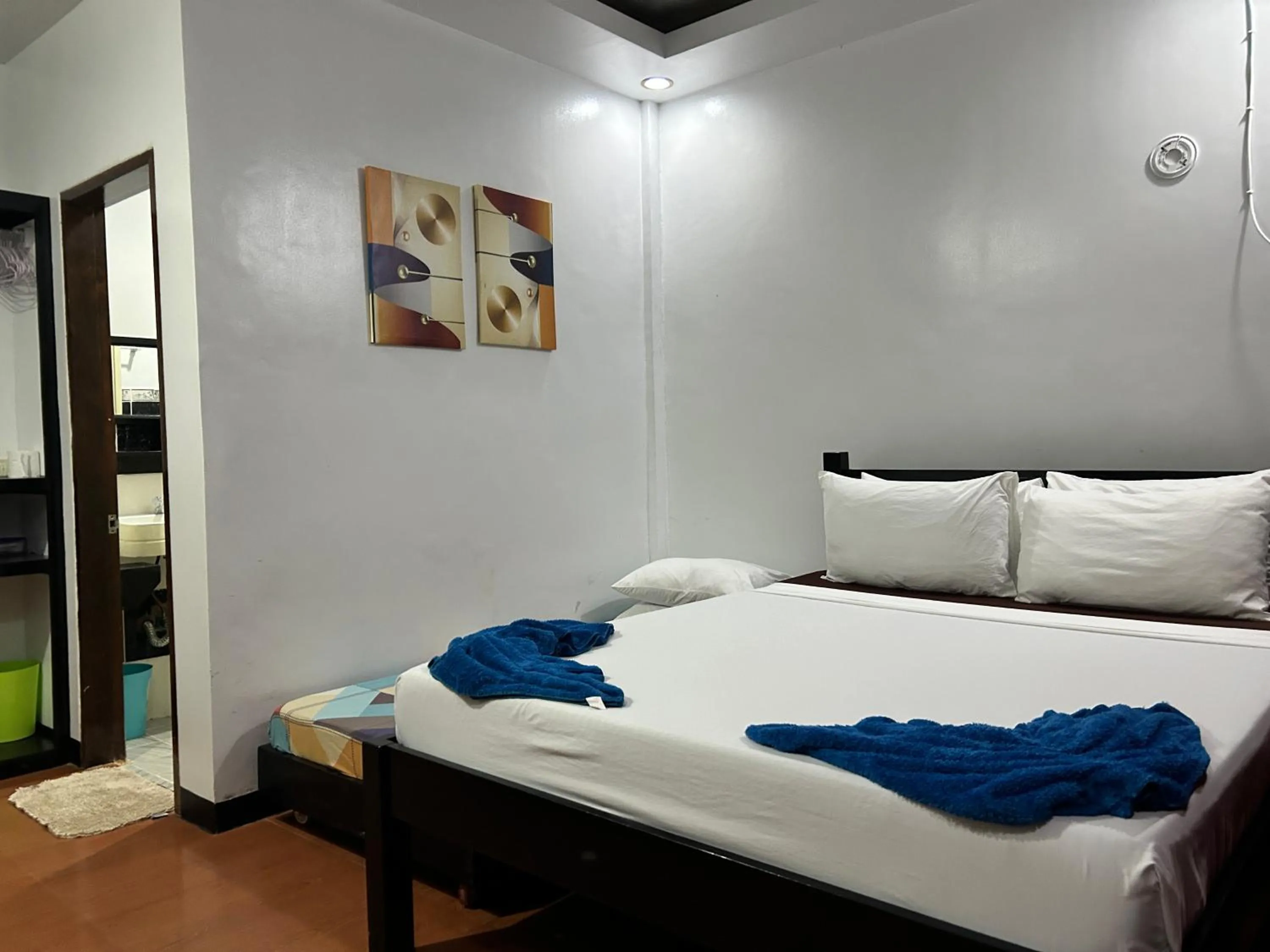 Photo of the whole room, Bed in Seaslugs Travellers Inn