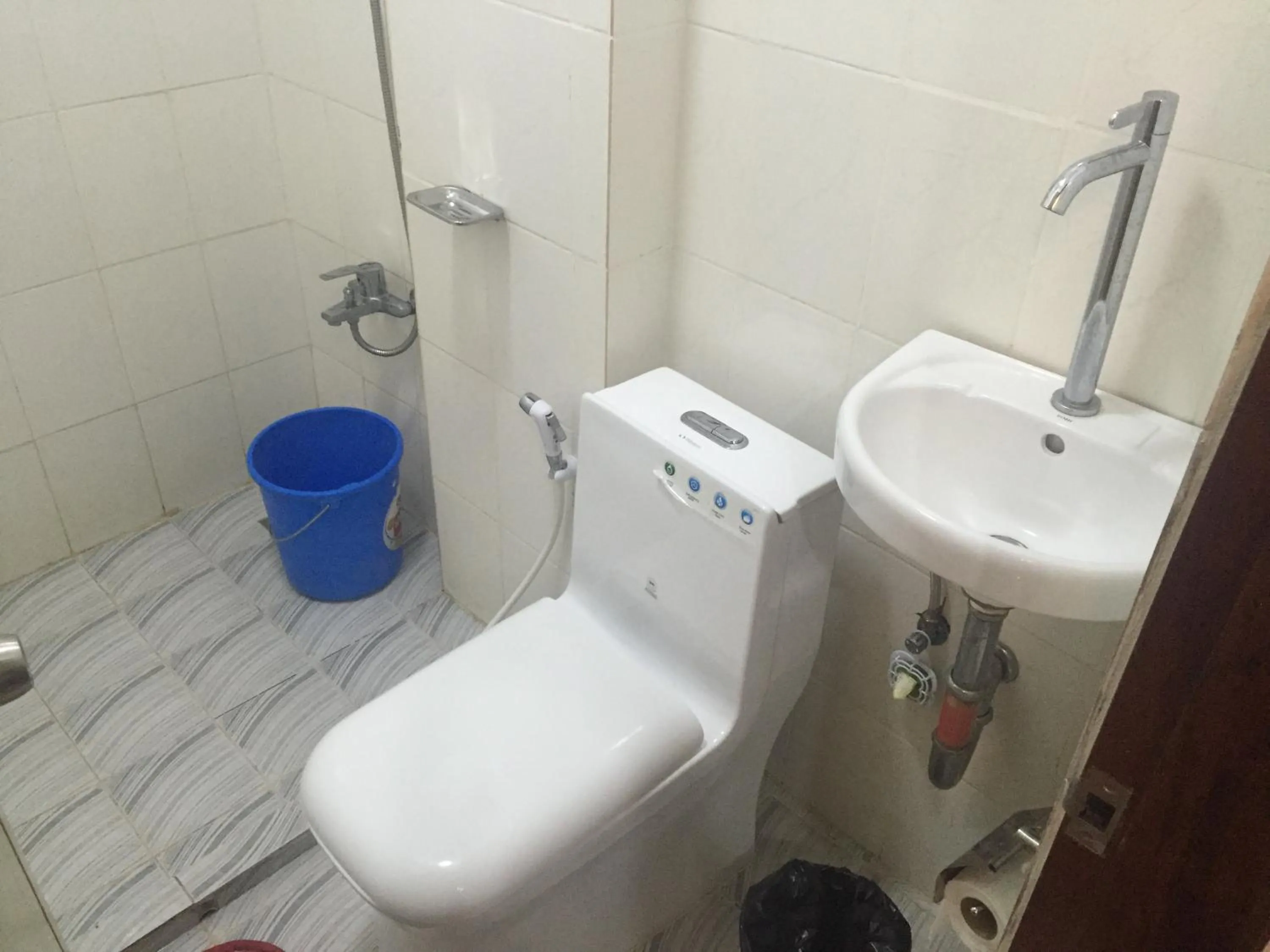 Property building in Seaslugs Travellers Inn