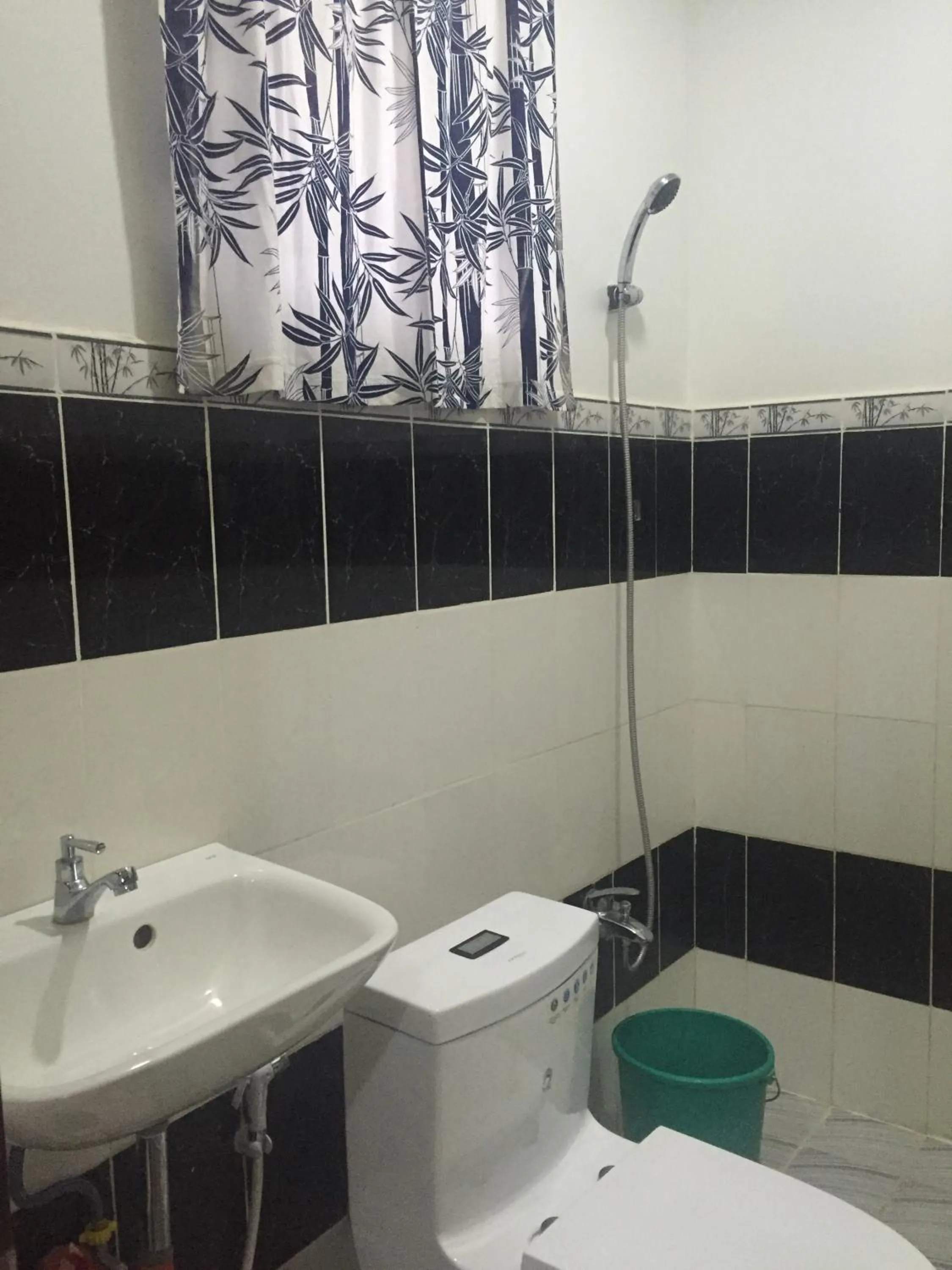 Property building in Seaslugs Travellers Inn