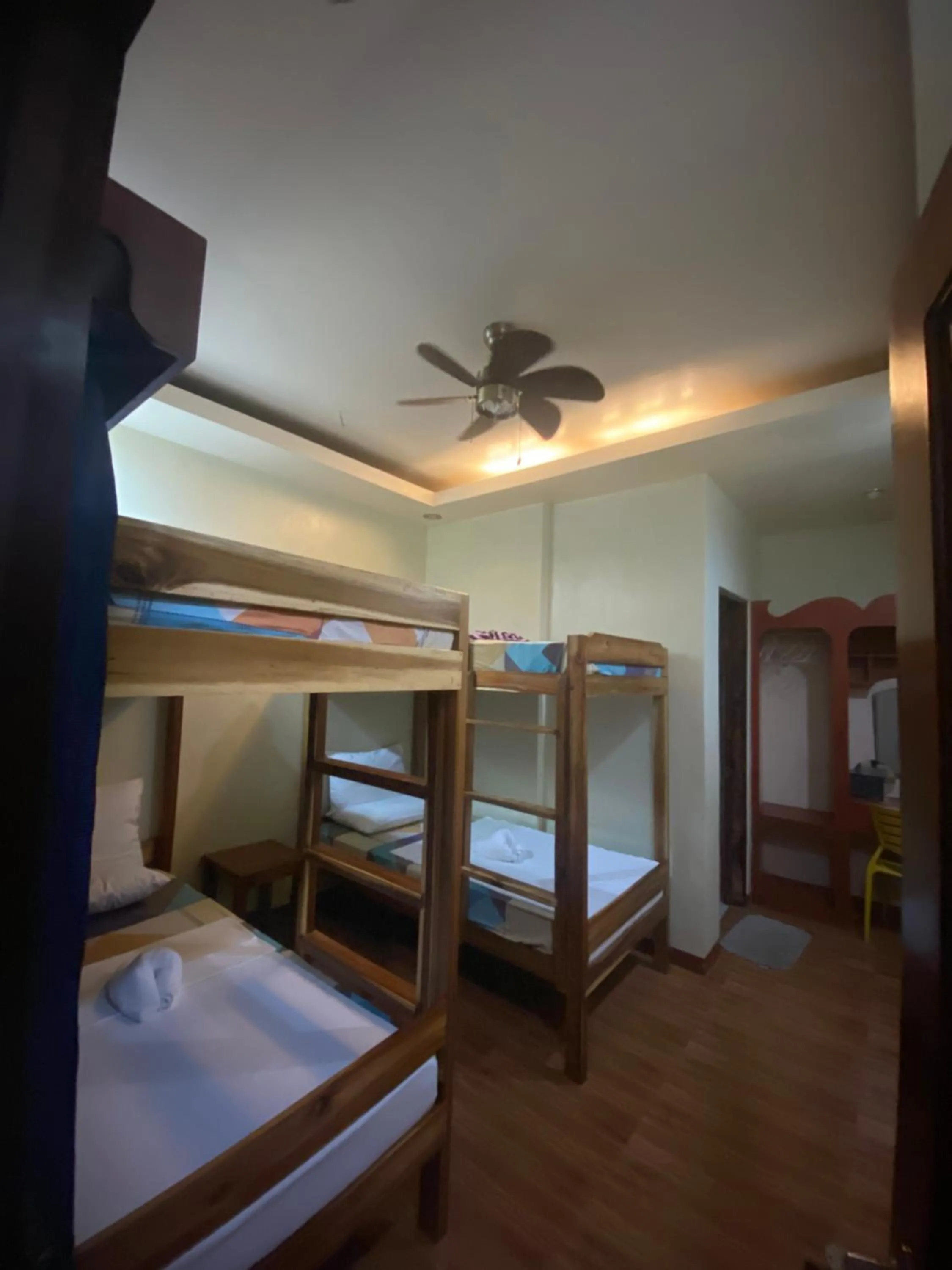 Photo of the whole room, Bed in Seaslugs Travellers Inn