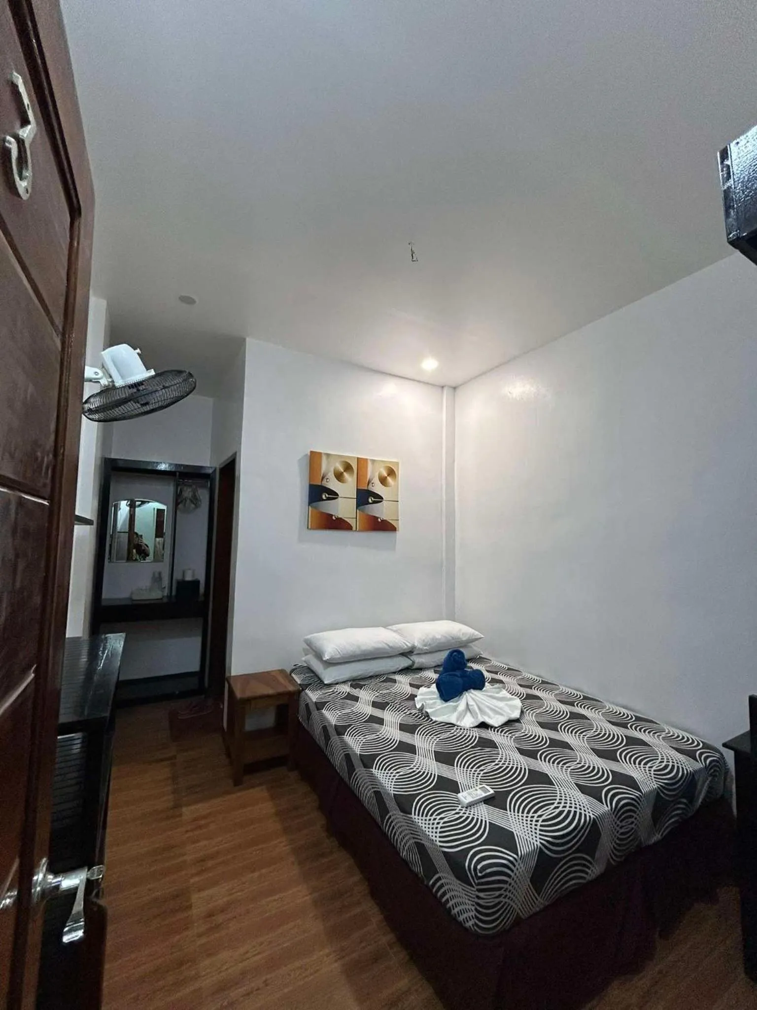 Photo of the whole room, Bed in Seaslugs Travellers Inn