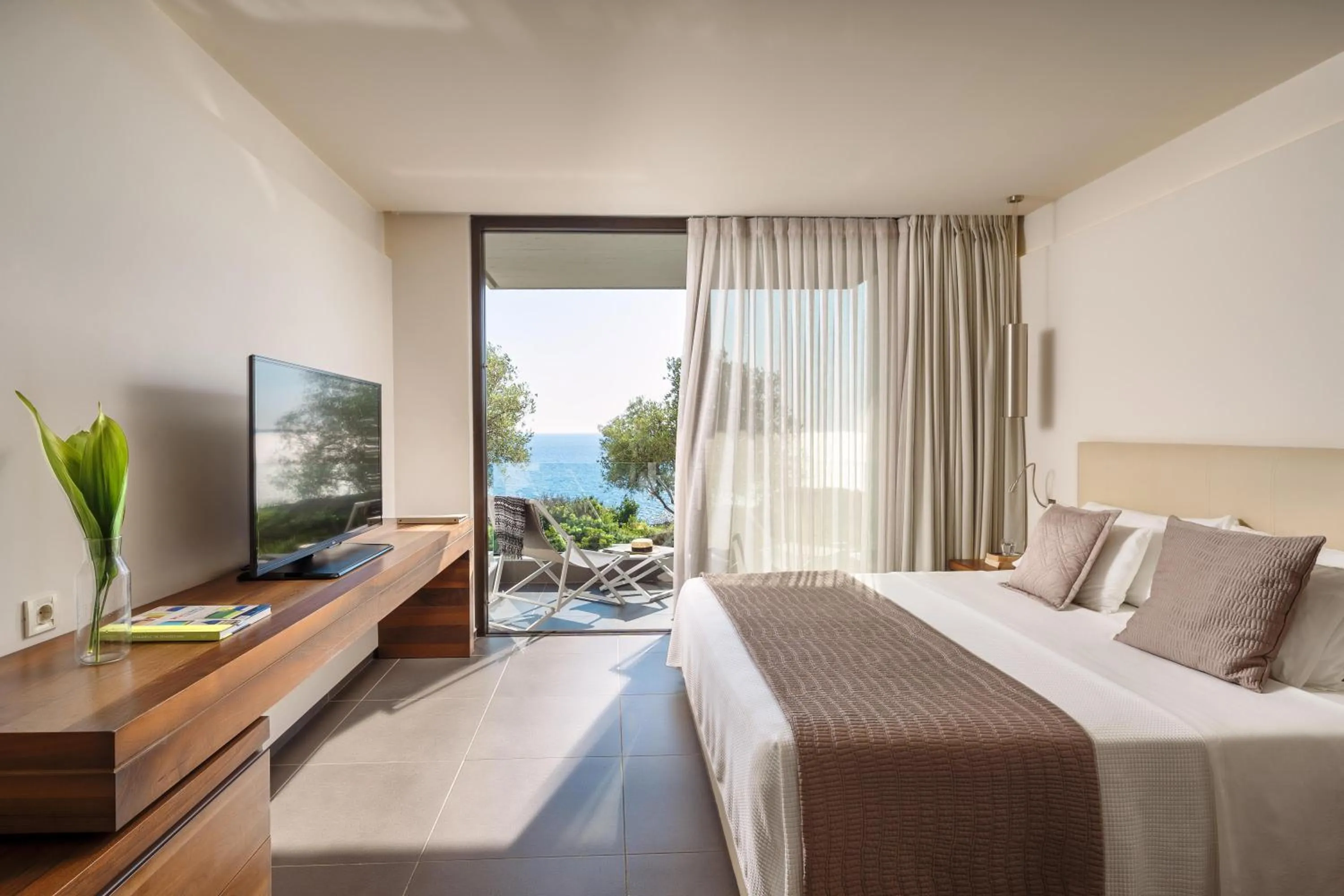 Photo of the whole room, Bed in White Rocks Hotel Kefalonia