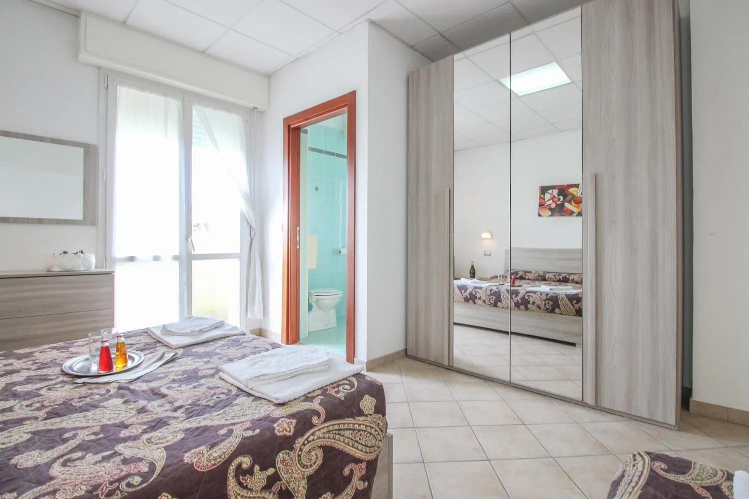 Photo of the whole room, Bed in Residence Eurogarden