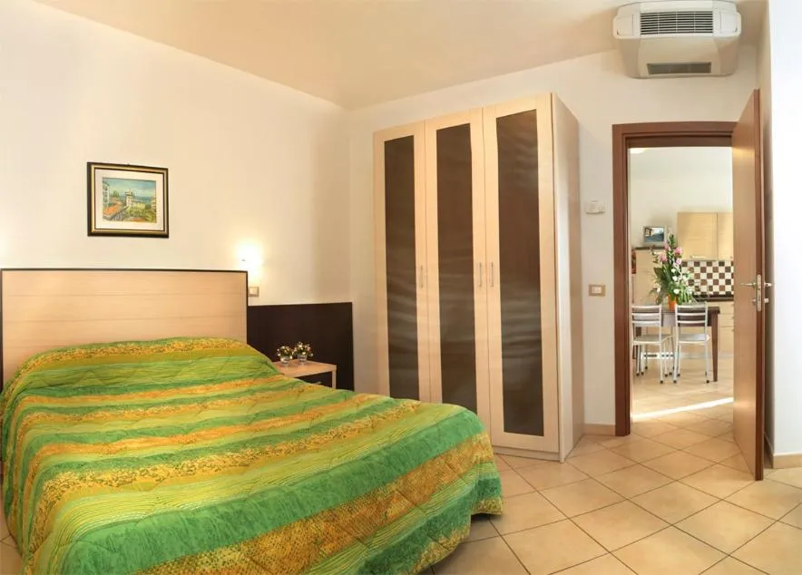 Photo of the whole room, Bed in Residence Eurogarden