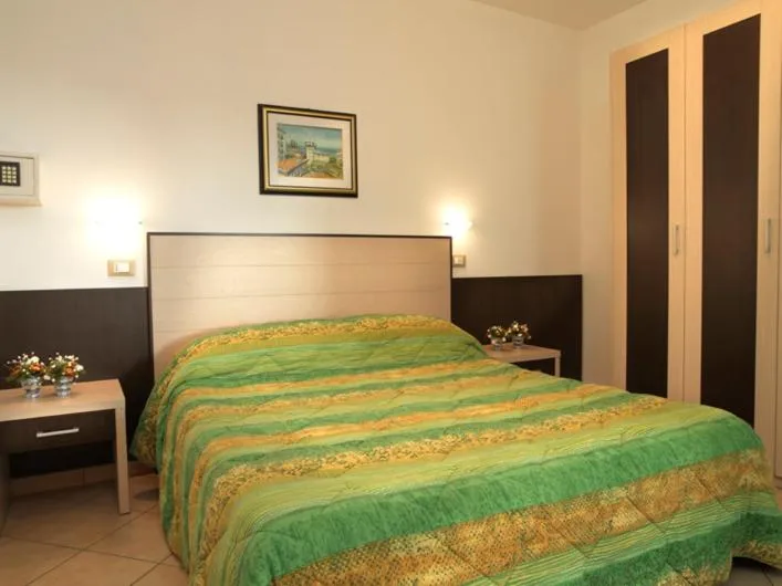 Photo of the whole room, Bed in Residence Eurogarden