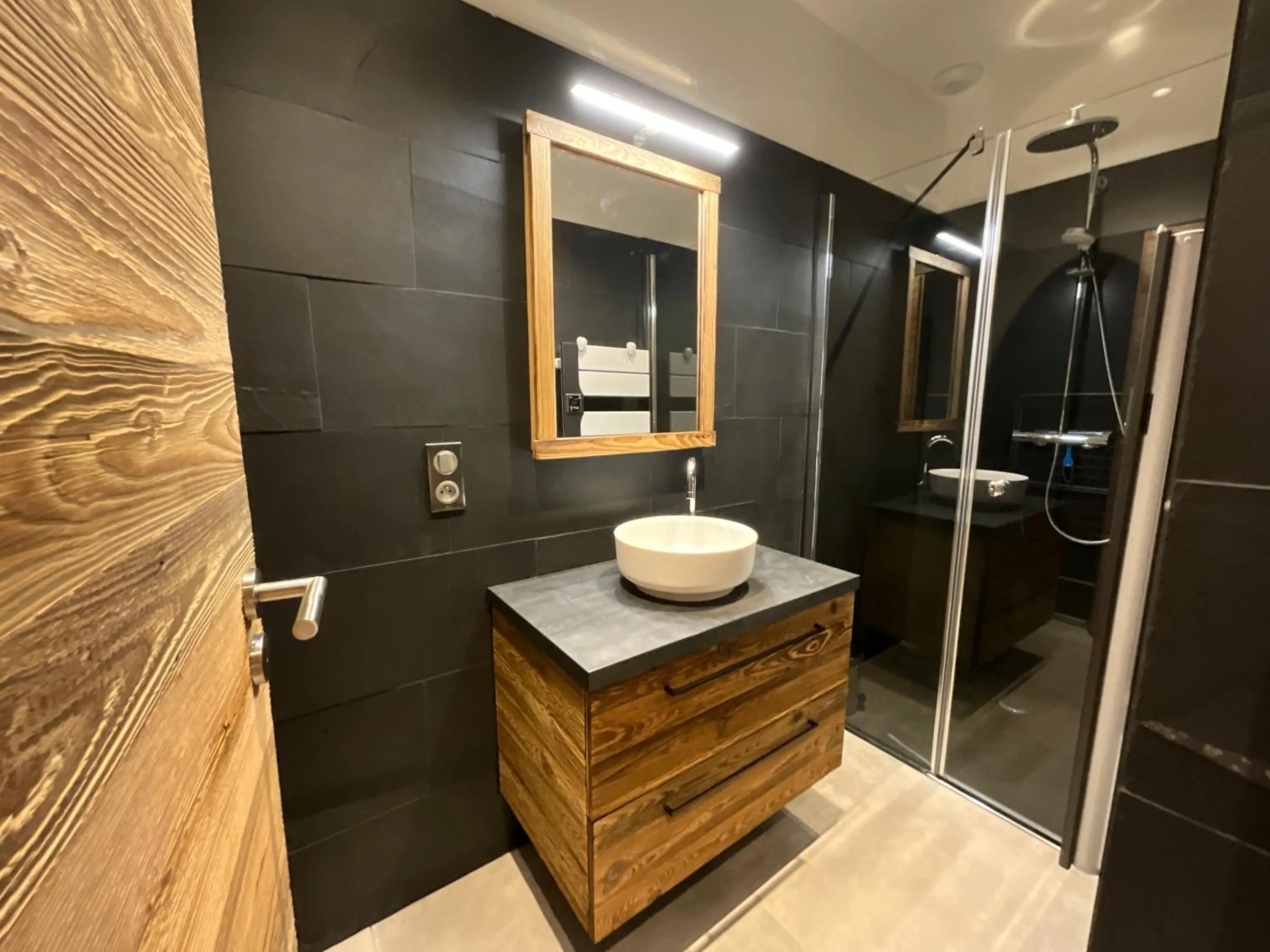 Bathroom in Gite Roche Des Ducs avec Piscine toute l'année, Spa, Sauna, Hammam