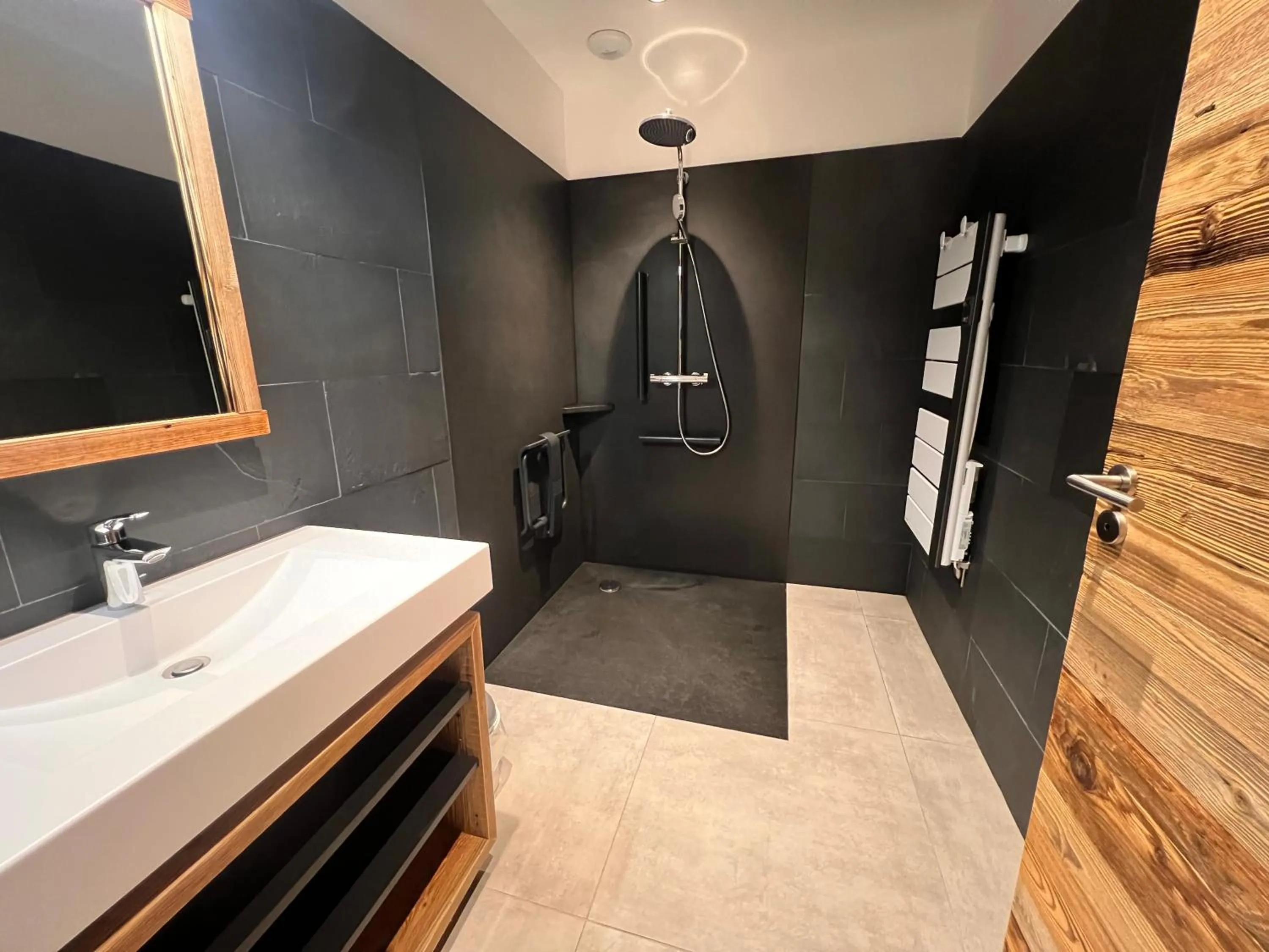 Bathroom in Gite Roche Des Ducs avec Piscine toute l'année, Spa, Sauna, Hammam