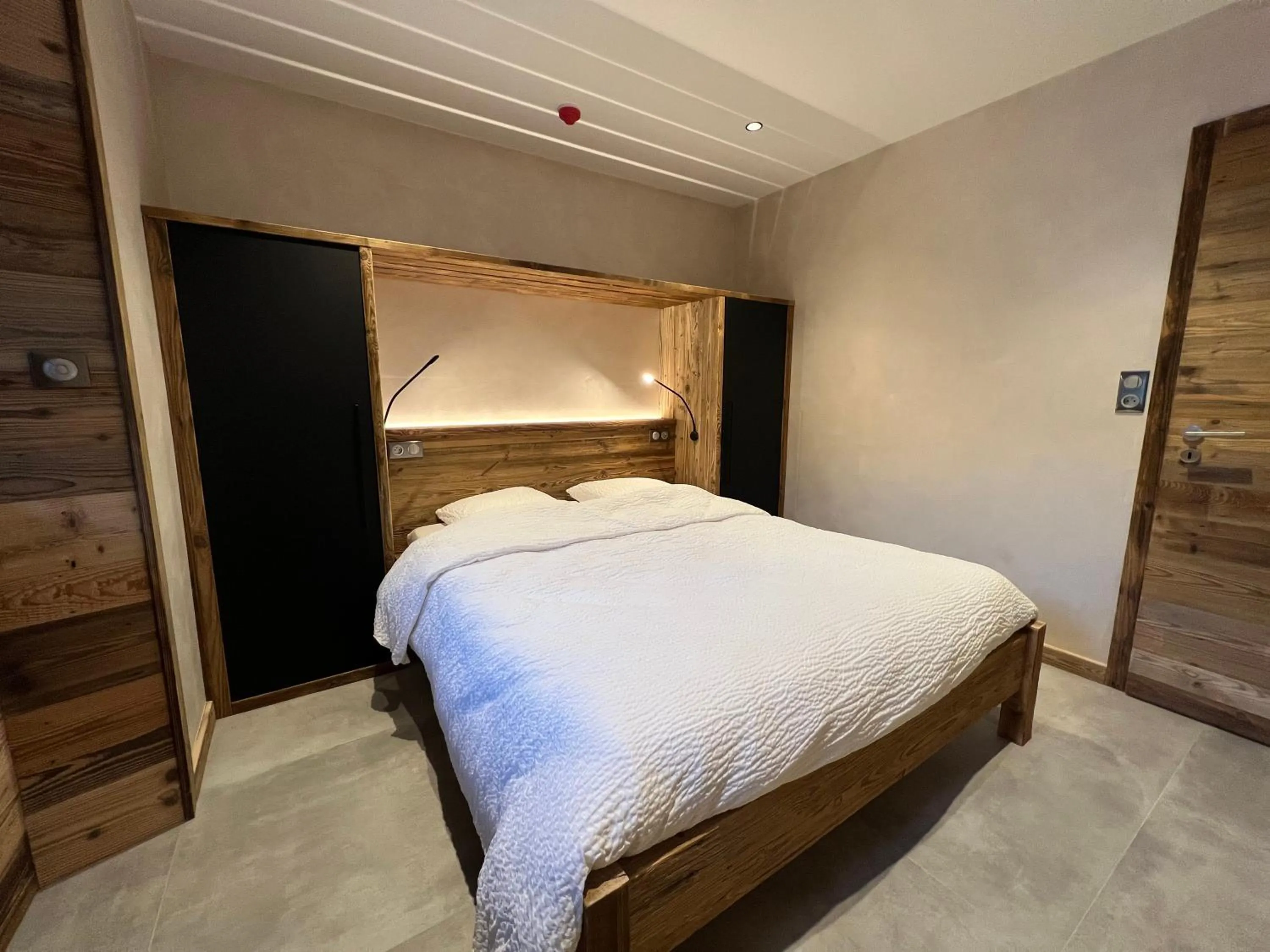 Bedroom, Bed in Gite Roche Des Ducs avec Piscine toute l'année, Spa, Sauna, Hammam