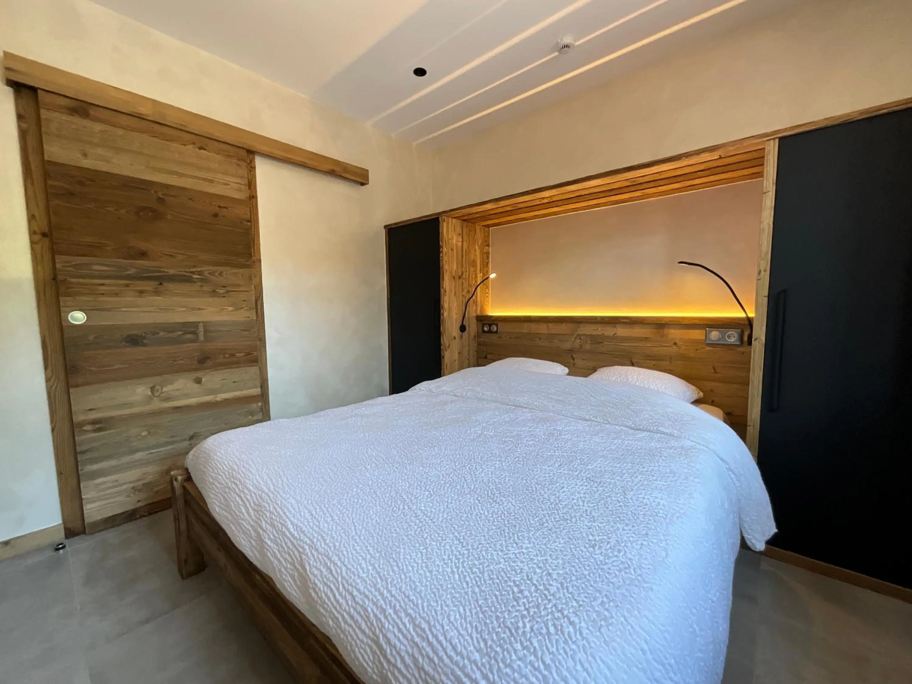 Bedroom, Bed in Gite Roche Des Ducs avec Piscine toute l'année, Spa, Sauna, Hammam