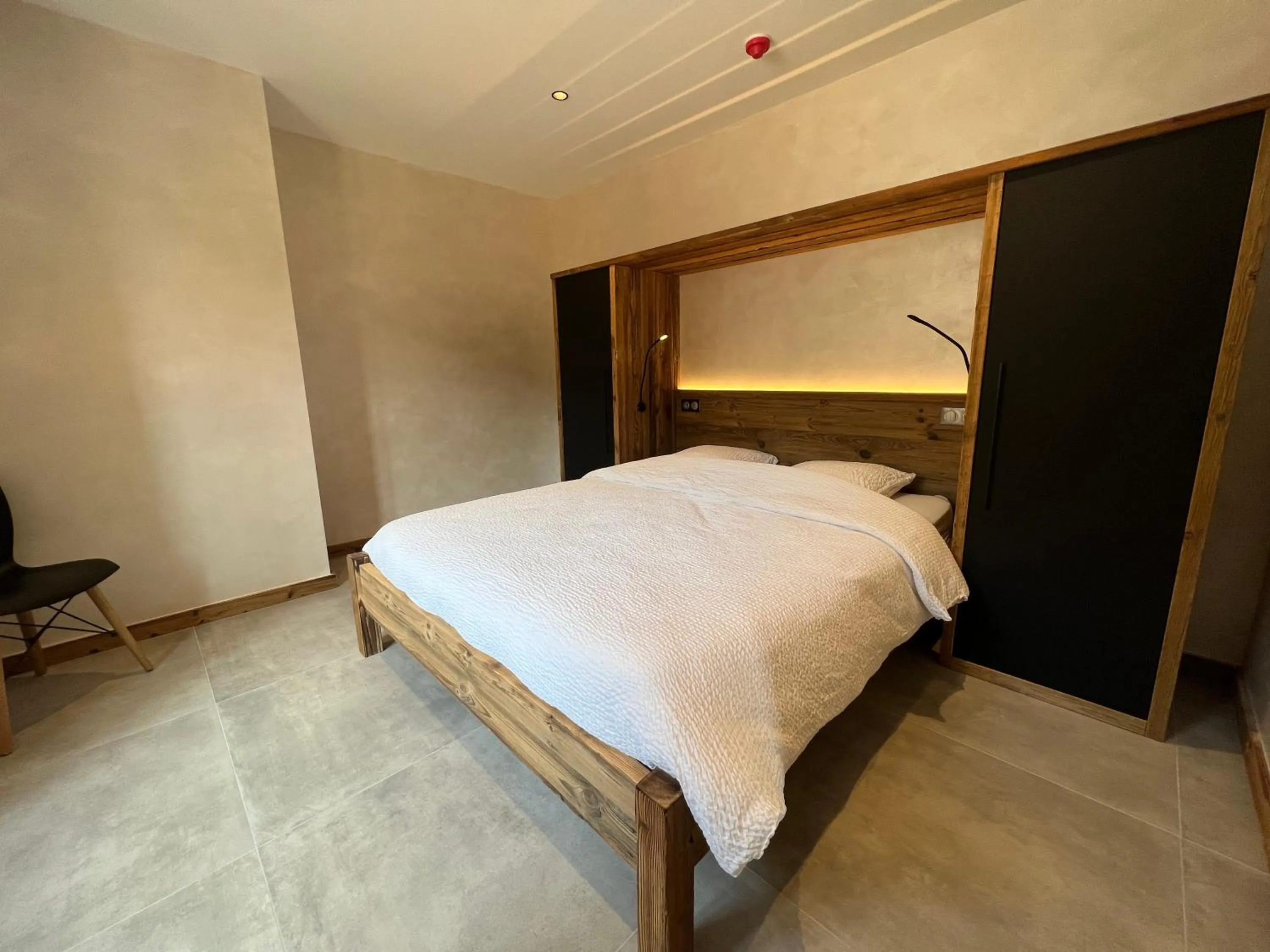 Bedroom, Bed in Gite Roche Des Ducs avec Piscine toute l'année, Spa, Sauna, Hammam