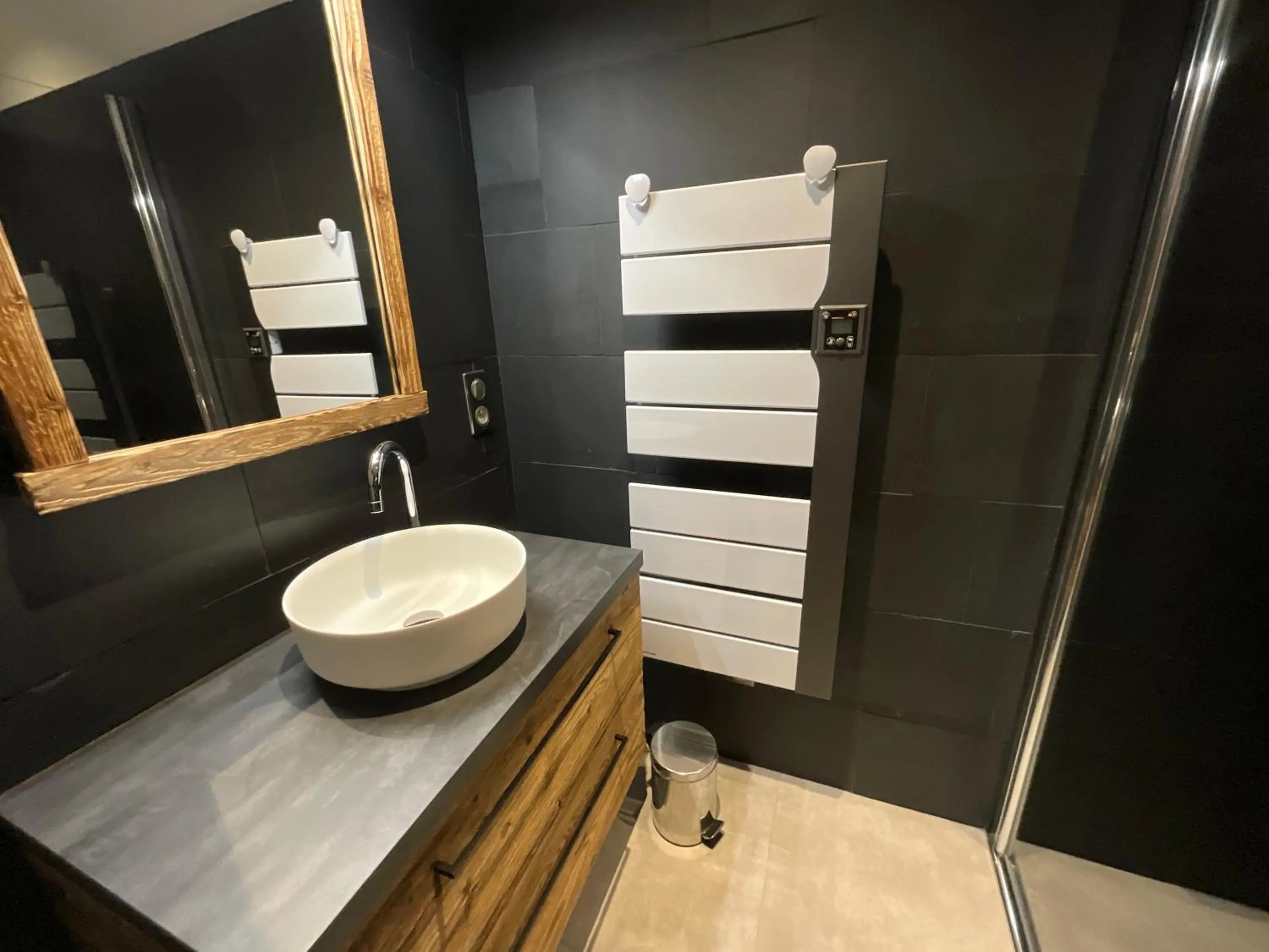 Bathroom in Gite Roche Des Ducs avec Piscine toute l'année, Spa, Sauna, Hammam