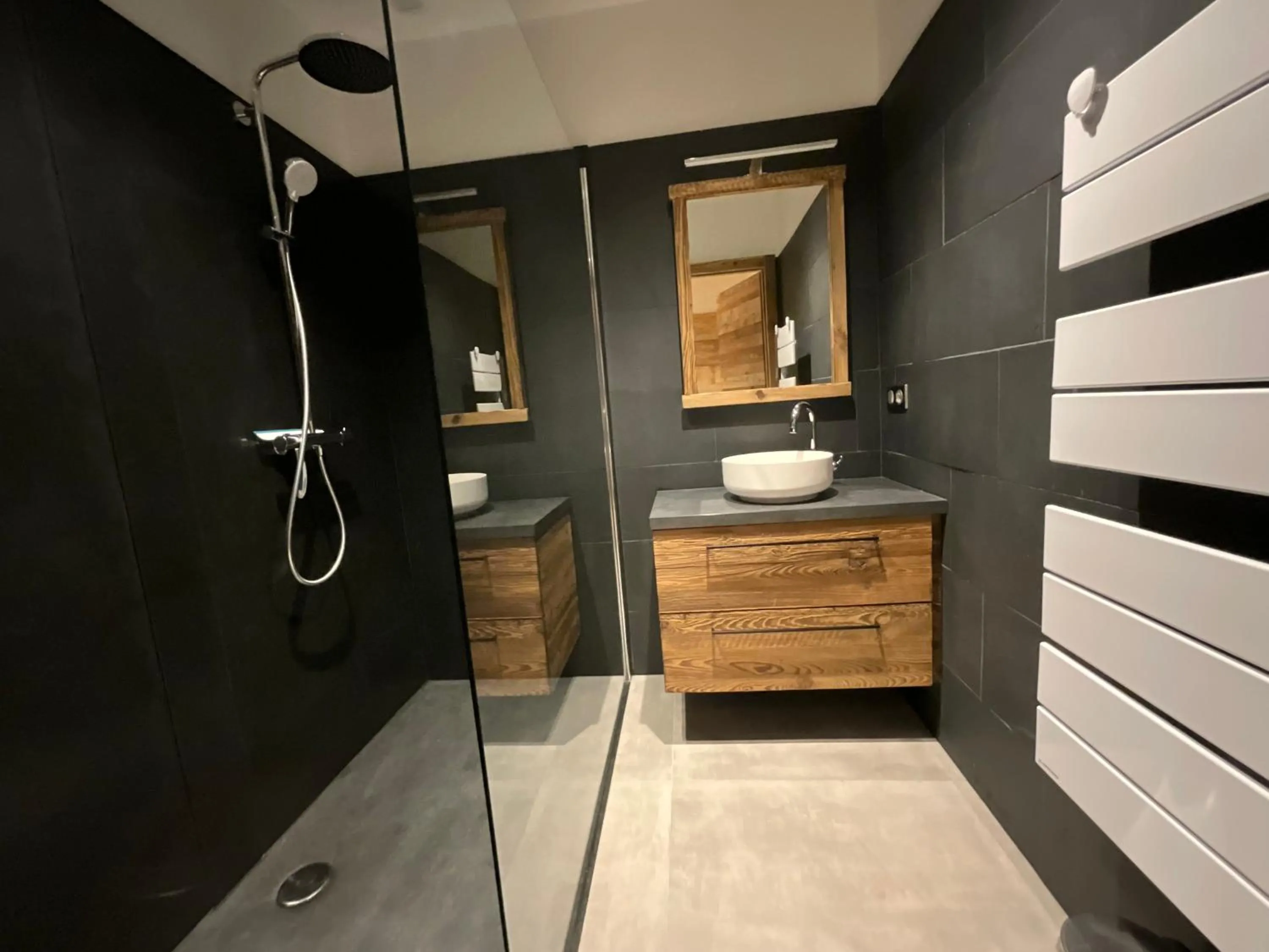 Bathroom in Gite Roche Des Ducs avec Piscine toute l'année, Spa, Sauna, Hammam