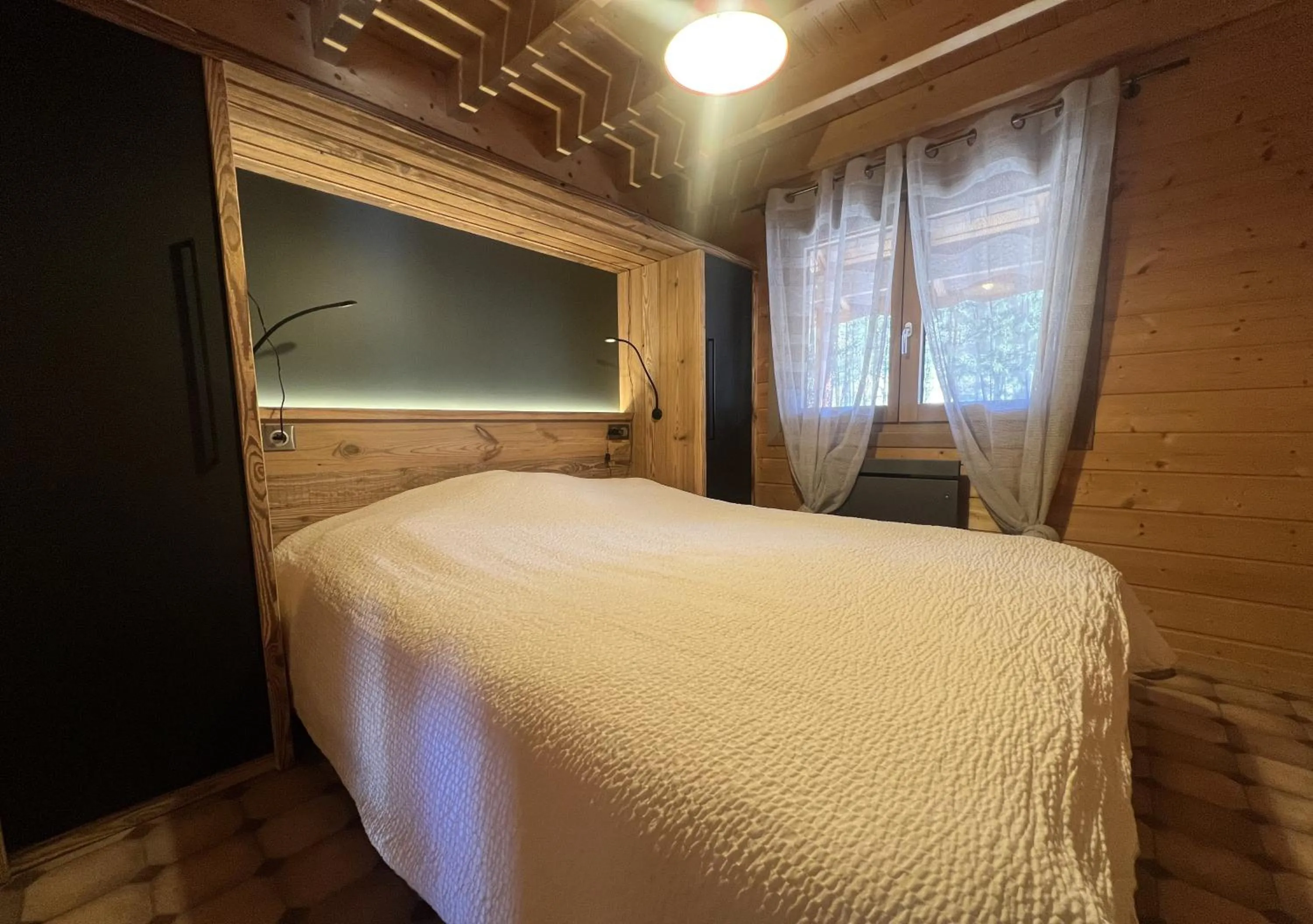 Bedroom, Bed in Gite Roche Des Ducs avec Piscine toute l'année, Spa, Sauna, Hammam