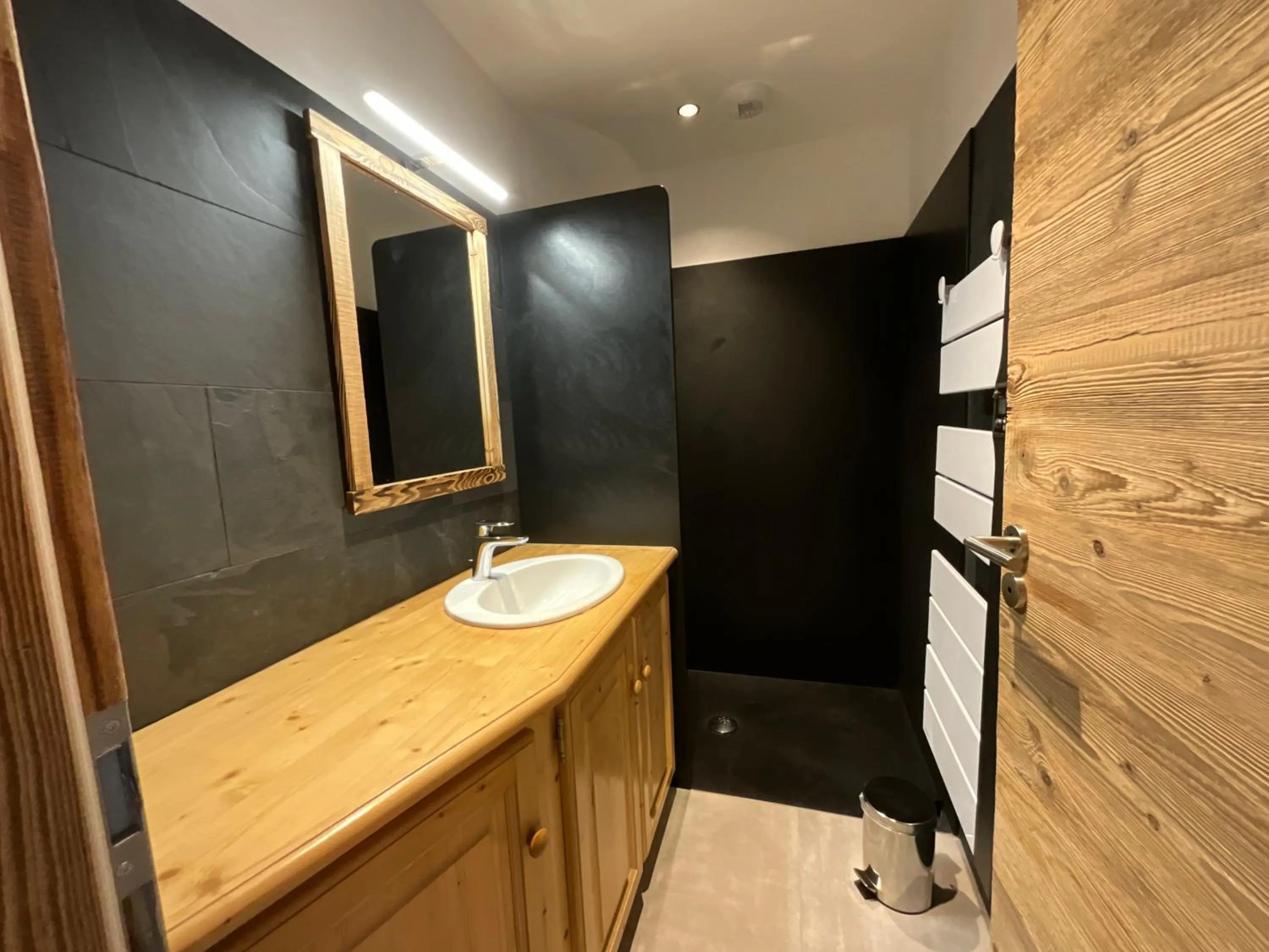 Bathroom in Gite Roche Des Ducs avec Piscine toute l'année, Spa, Sauna, Hammam