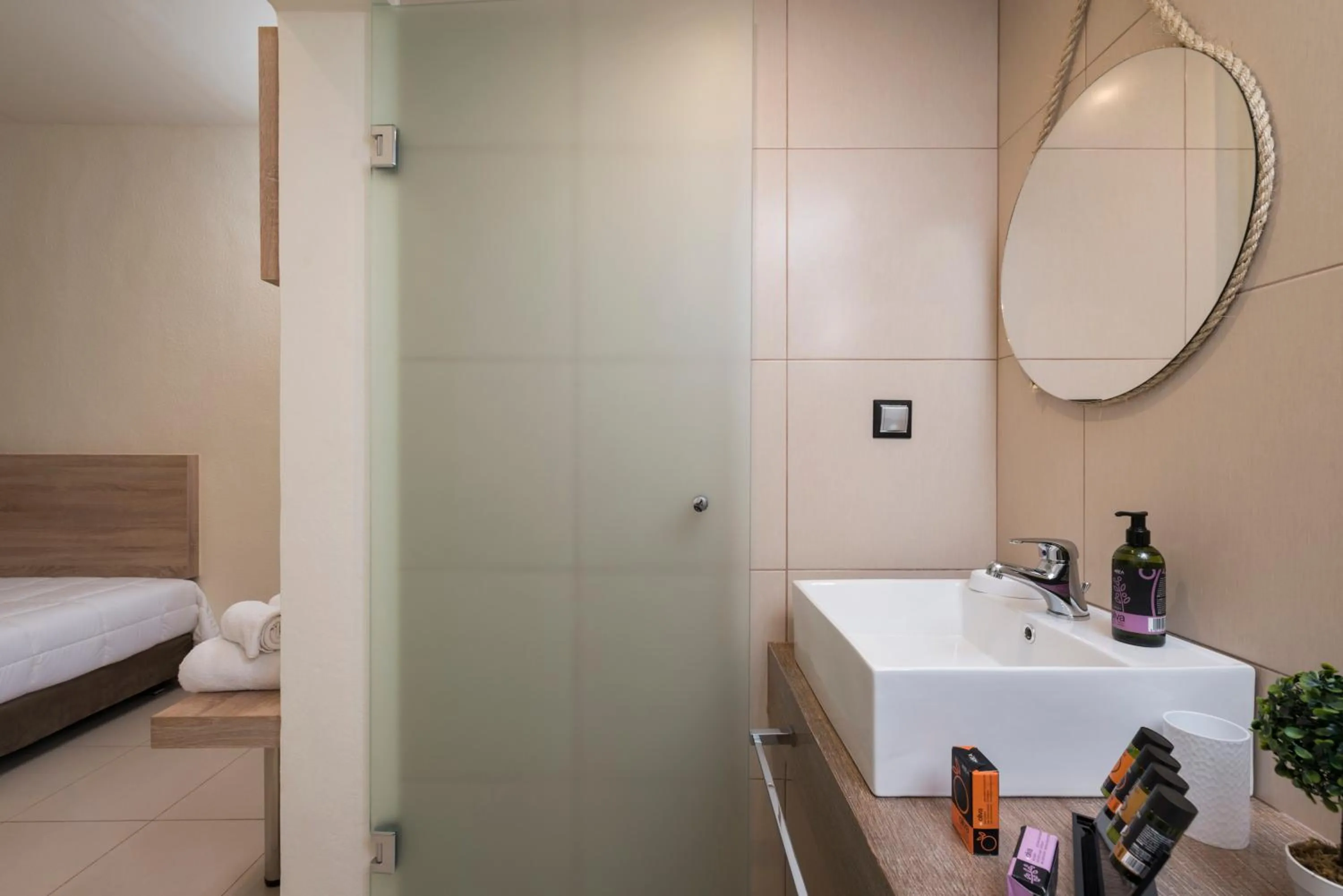 Bathroom, Bed in Sea & City Apartments