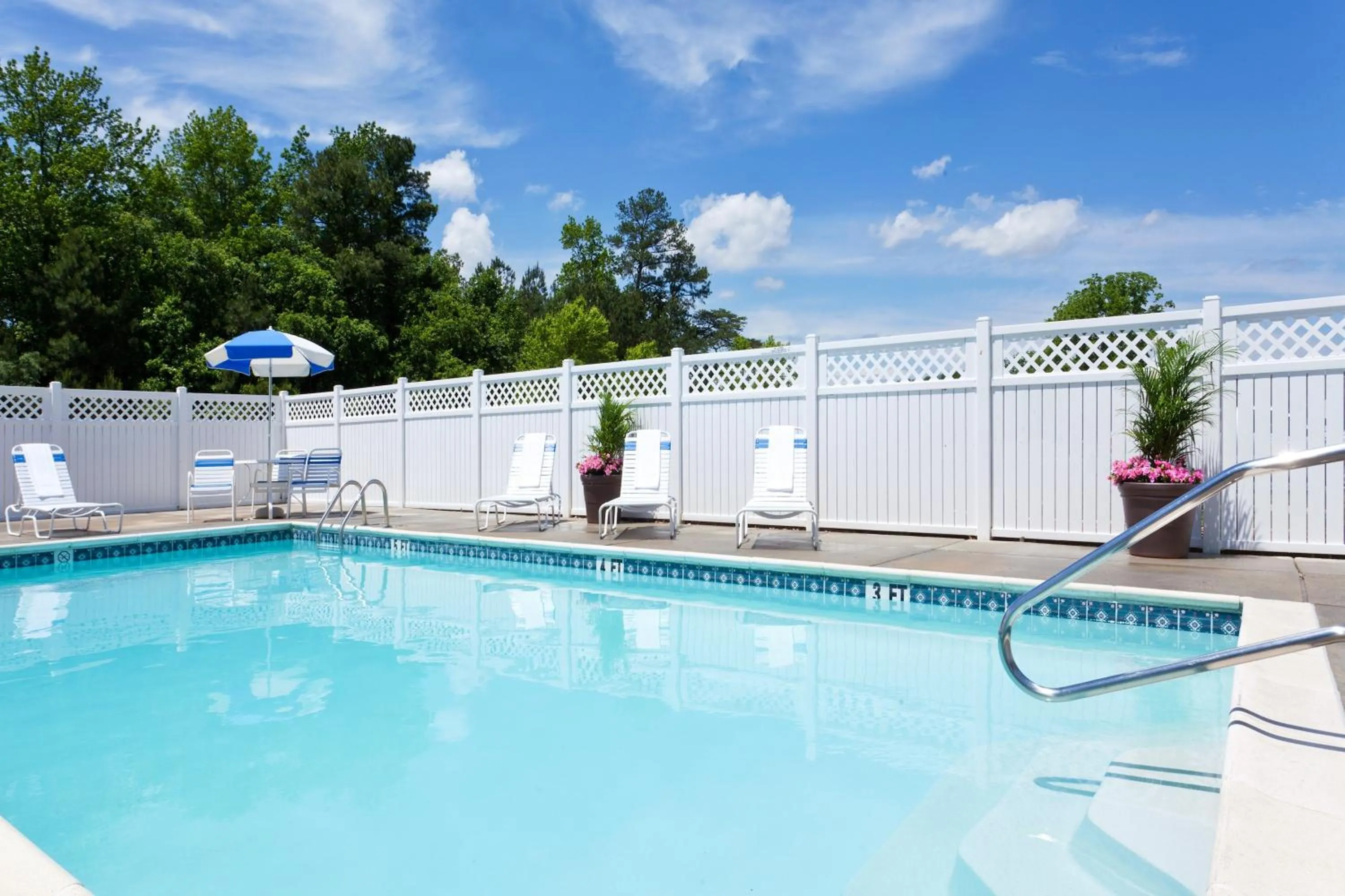 Swimming pool in Quality Inn Kilmarnock