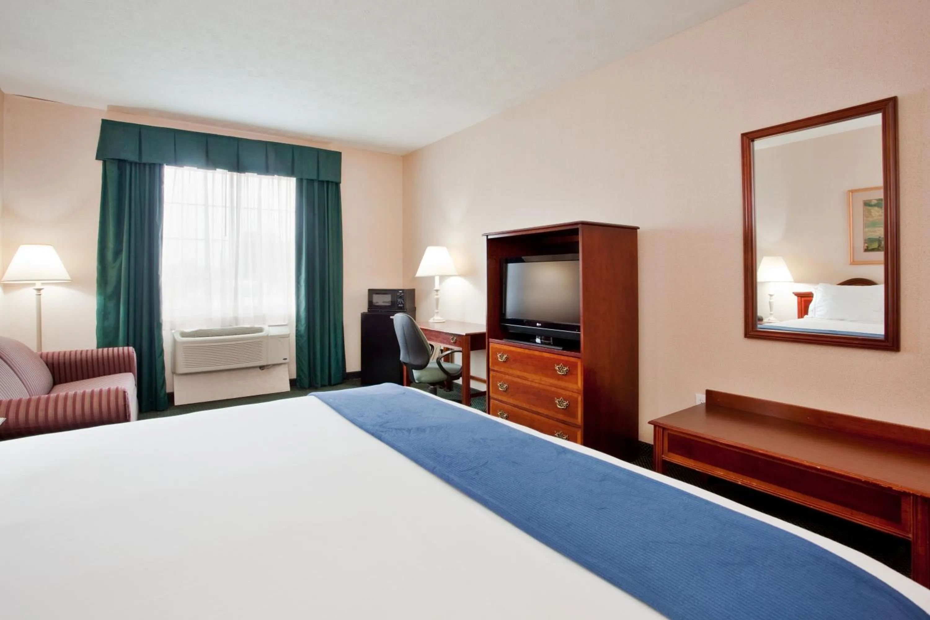 TV and multimedia, Bed in Quality Inn Kilmarnock