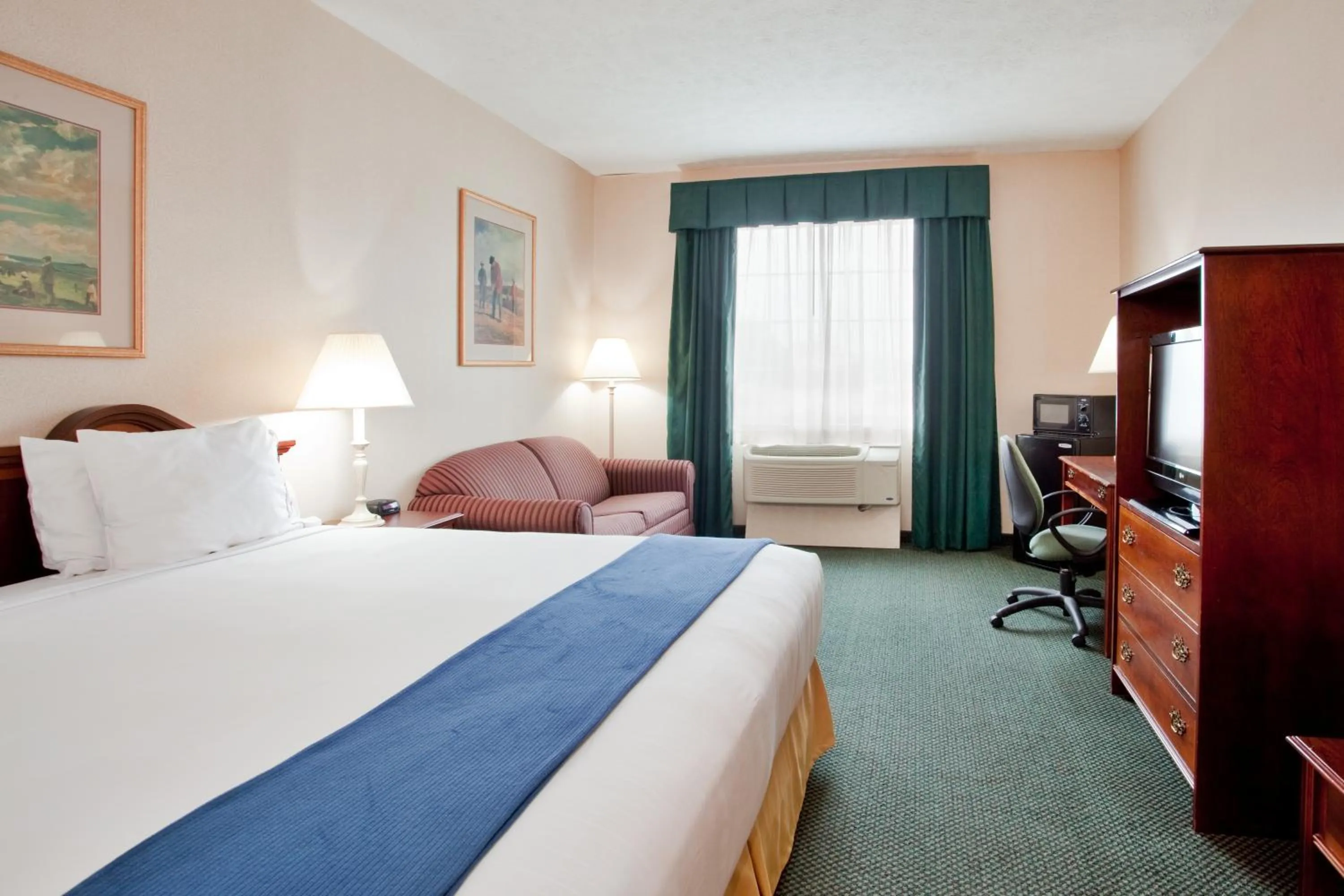 Bed in Quality Inn Kilmarnock