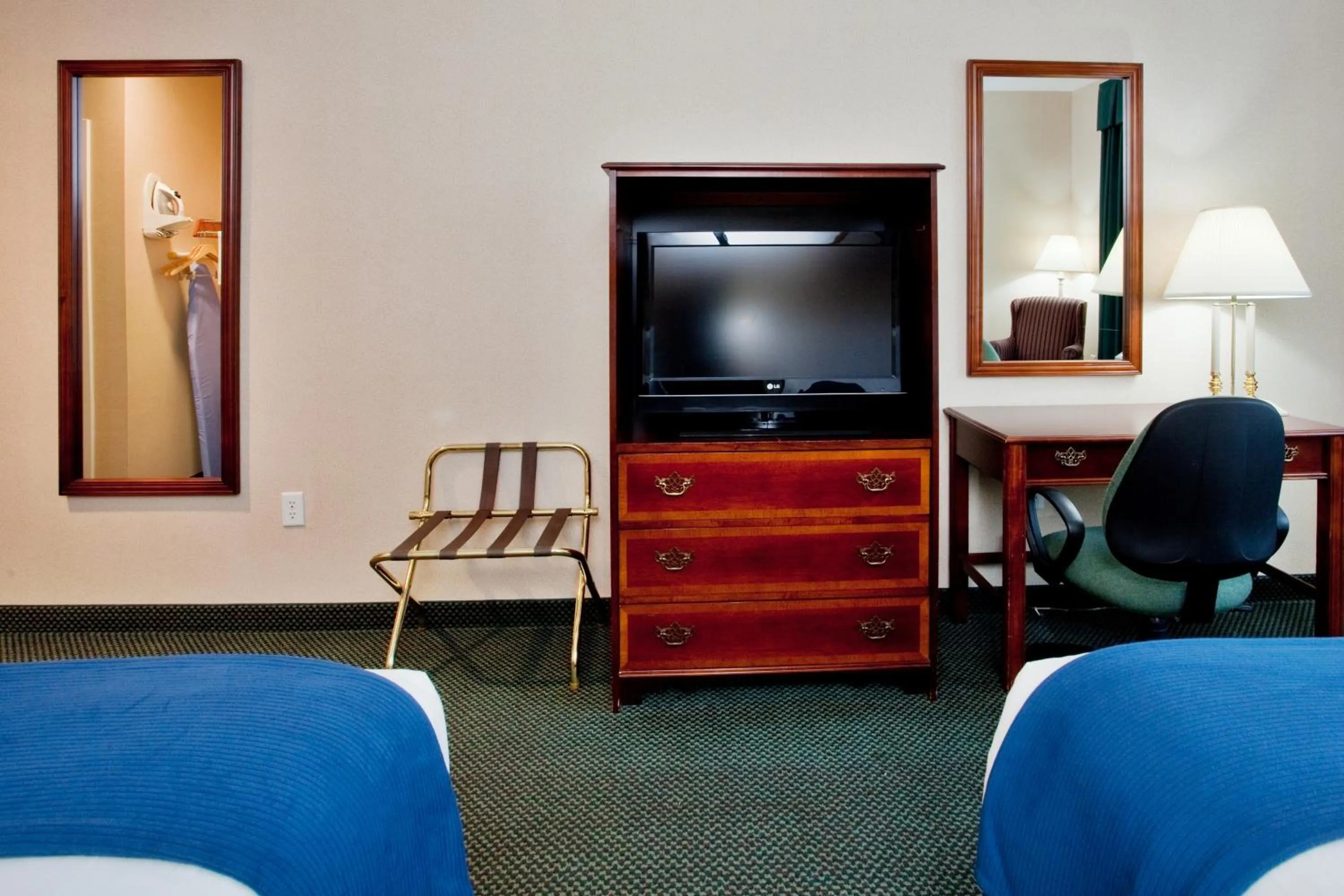 TV and multimedia in Quality Inn Kilmarnock