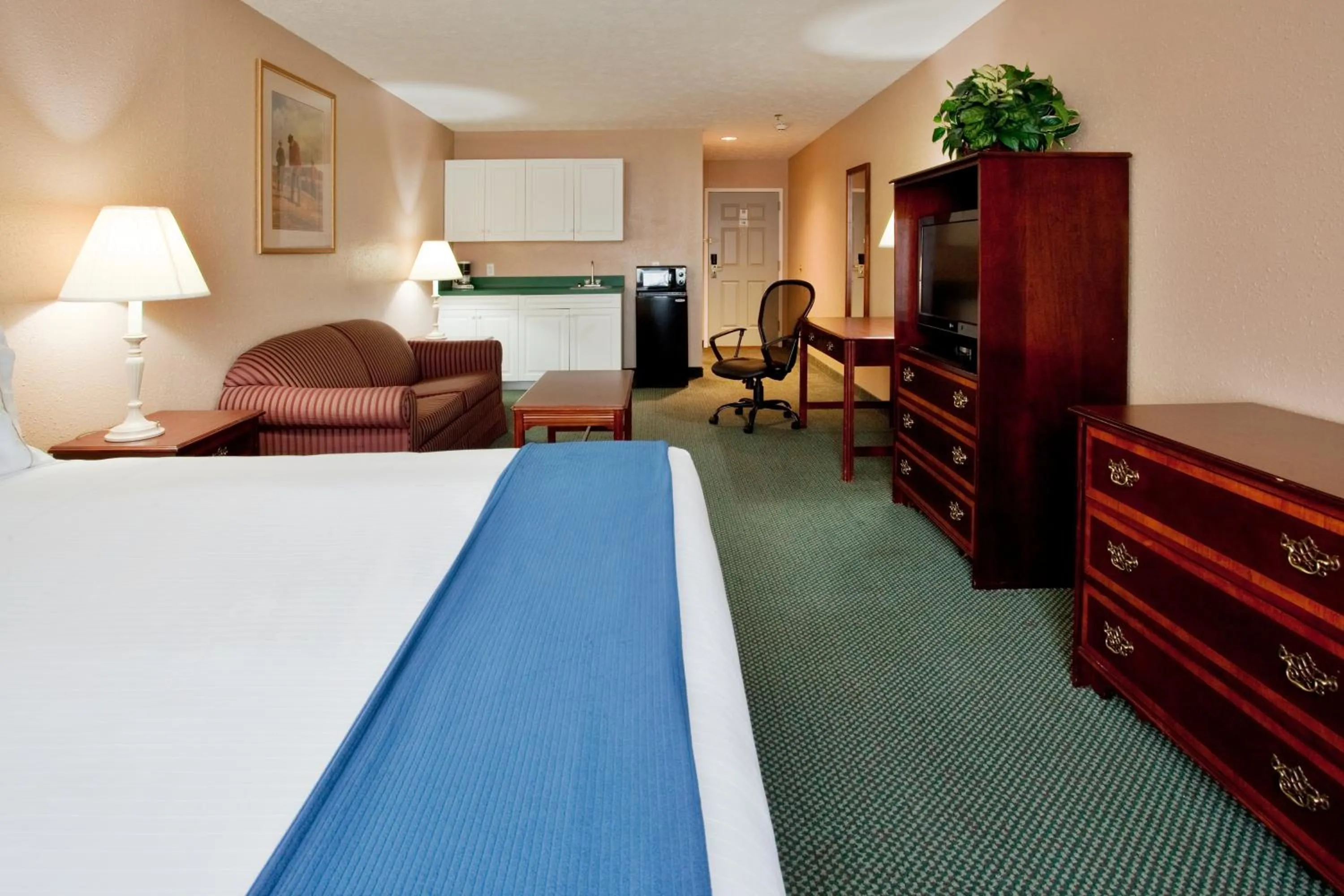 Photo of the whole room, Bed in Quality Inn Kilmarnock