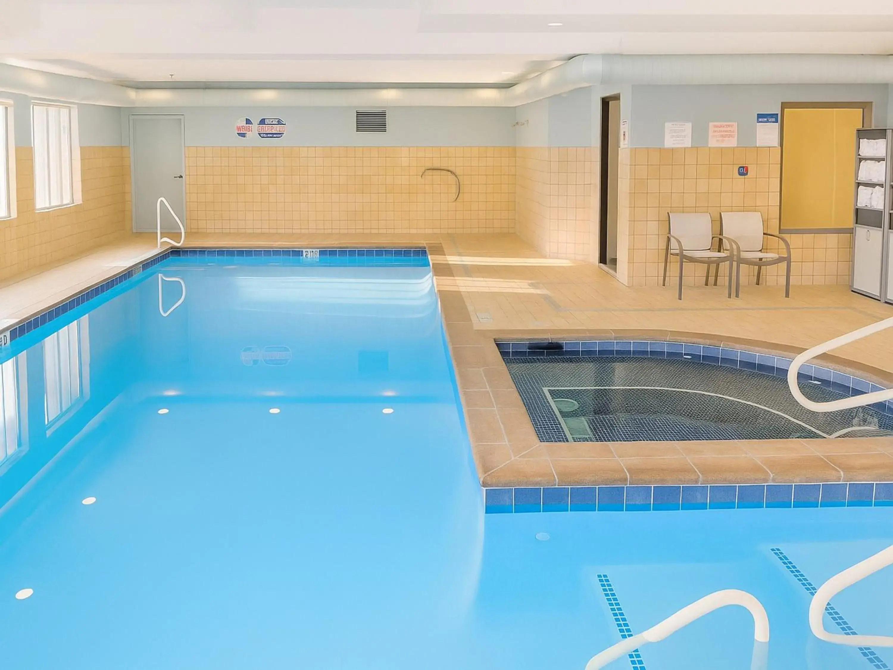 Swimming pool in Holiday Inn Express & Suites Kanab by IHG Swimming pool in Holiday Inn Express & Suites Kanab by IHG