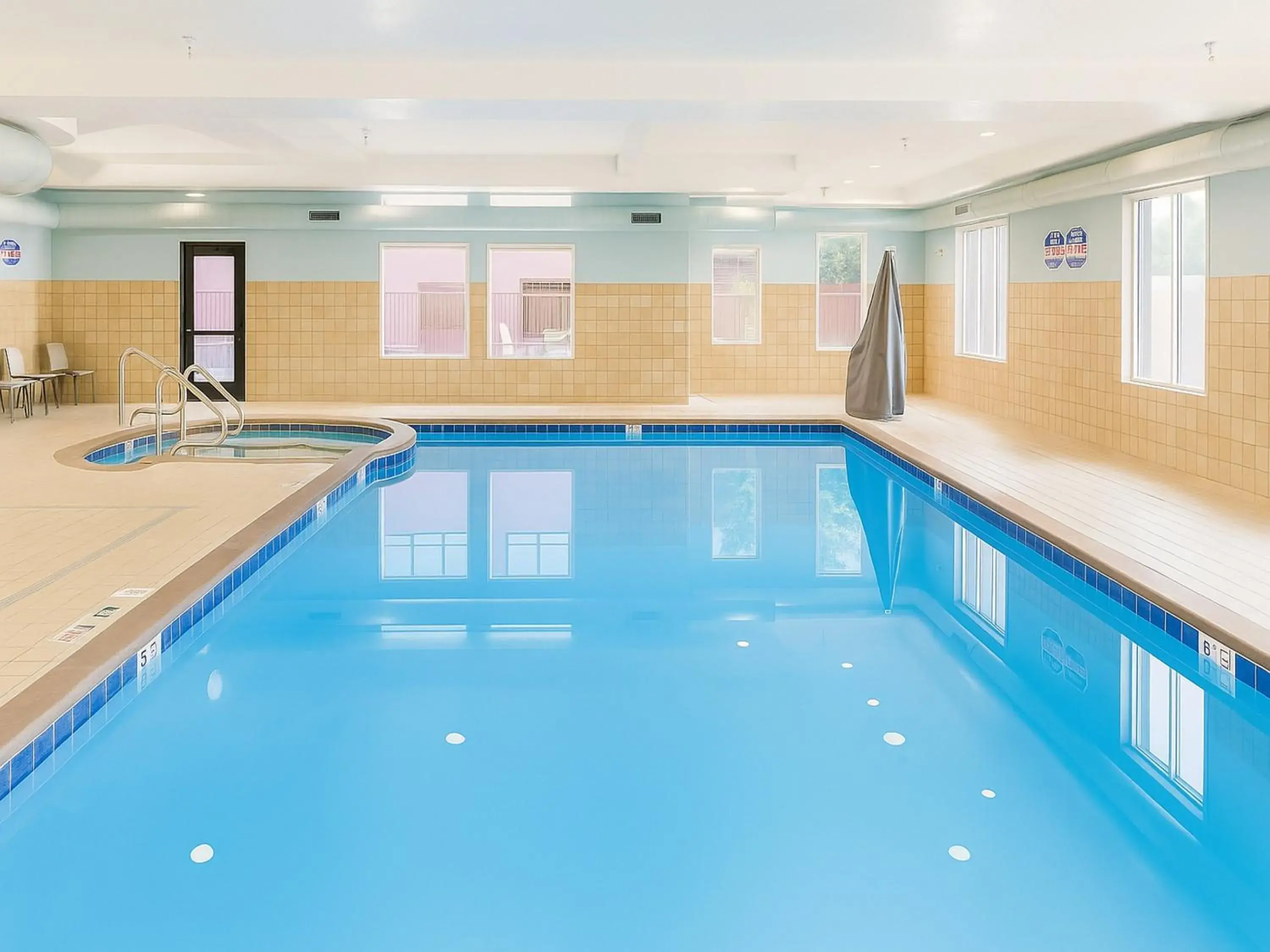 Swimming pool in Holiday Inn Express & Suites Kanab by IHG Swimming pool in Holiday Inn Express & Suites Kanab by IHG