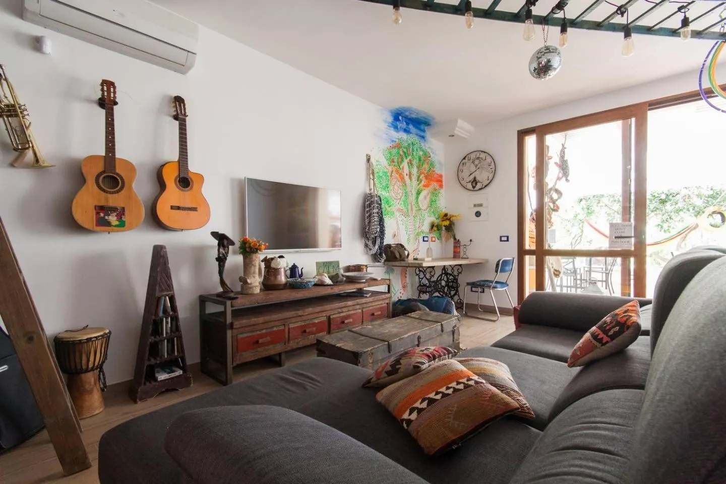 Communal lounge/ TV room in Timbuktu Hostel