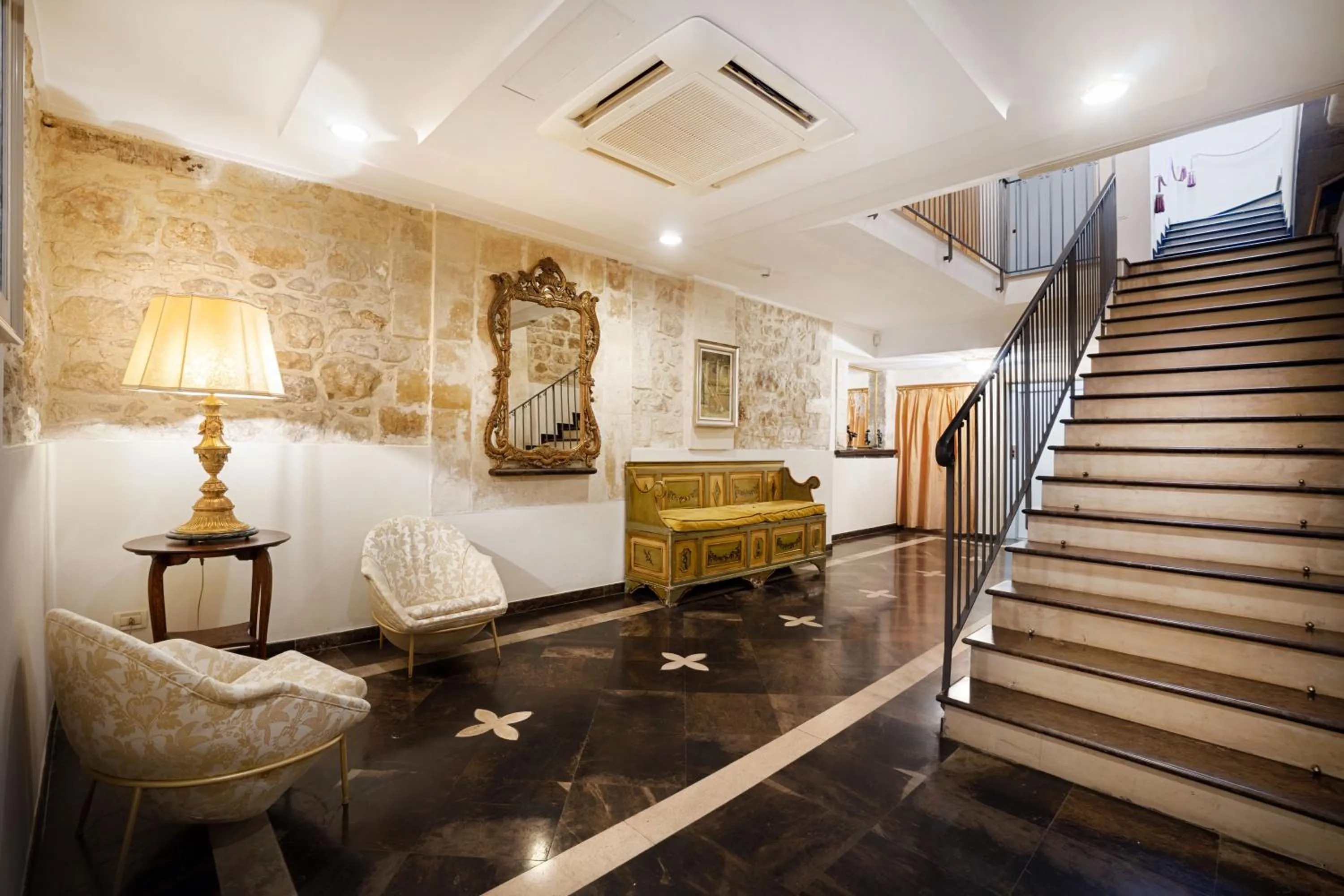 Lobby or reception in Relais Antica Badia - San Maurizio 1619