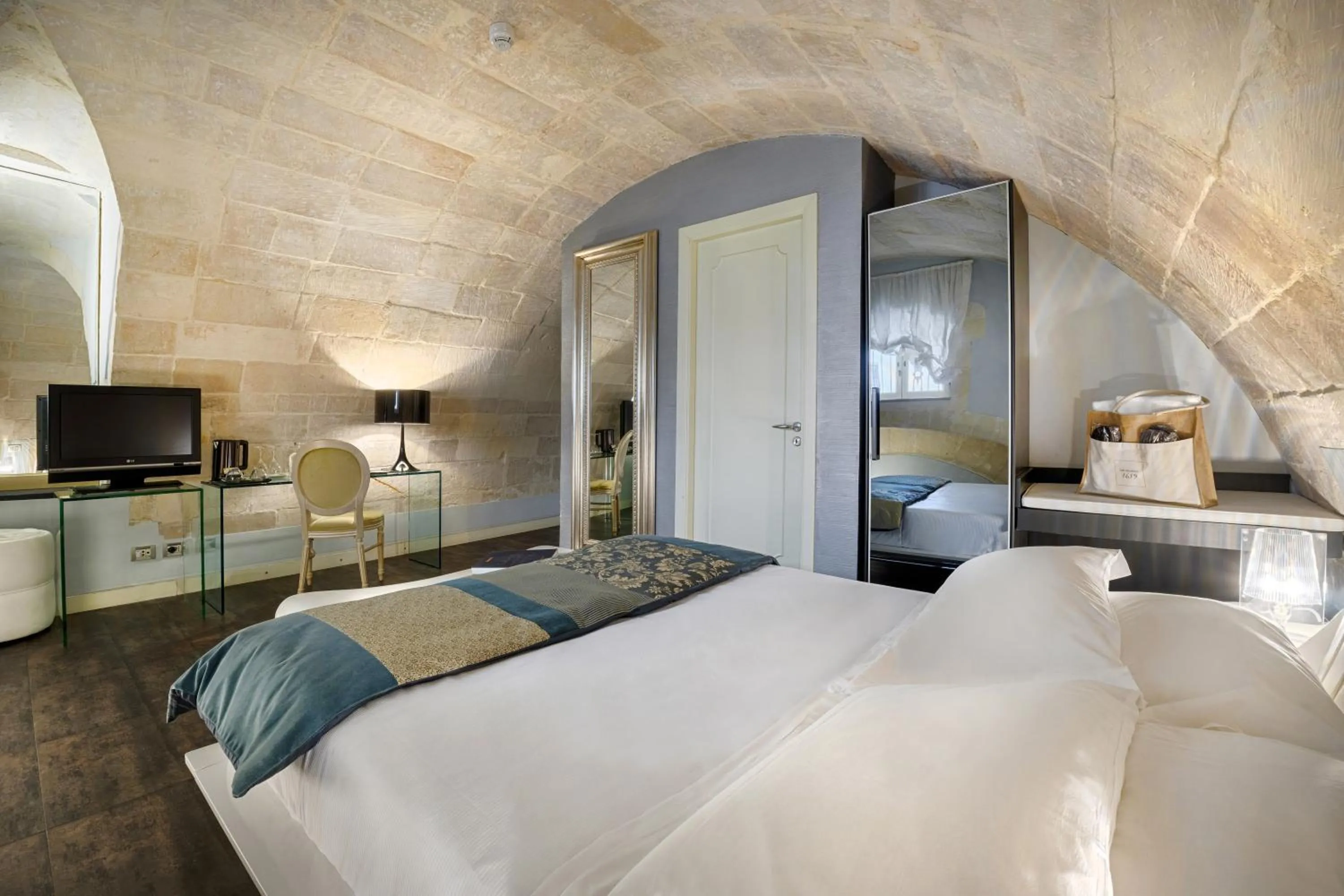 Photo of the whole room, Bed in Relais Antica Badia - San Maurizio 1619