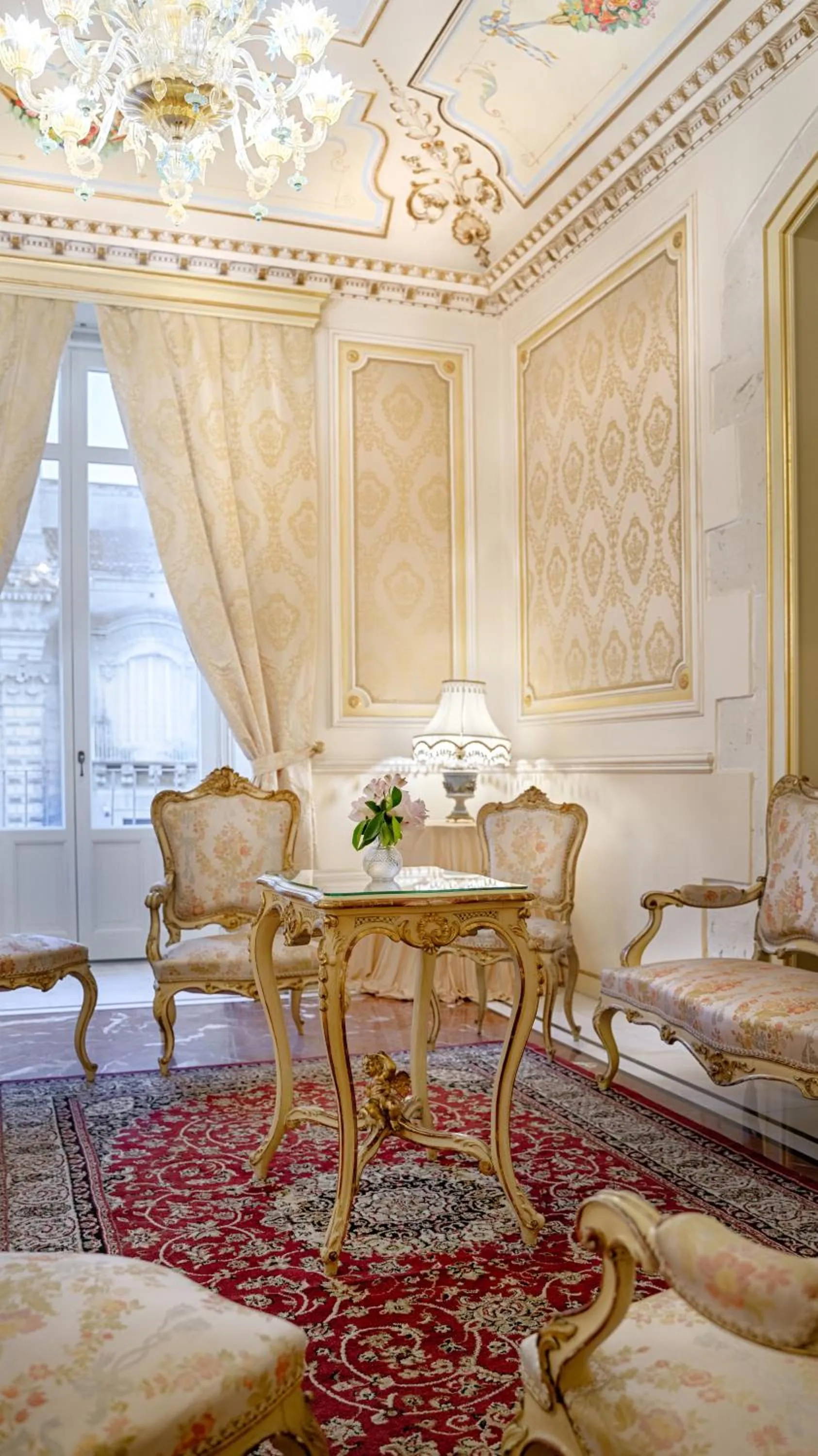 Communal lounge/ TV room in Relais Antica Badia - San Maurizio 1619