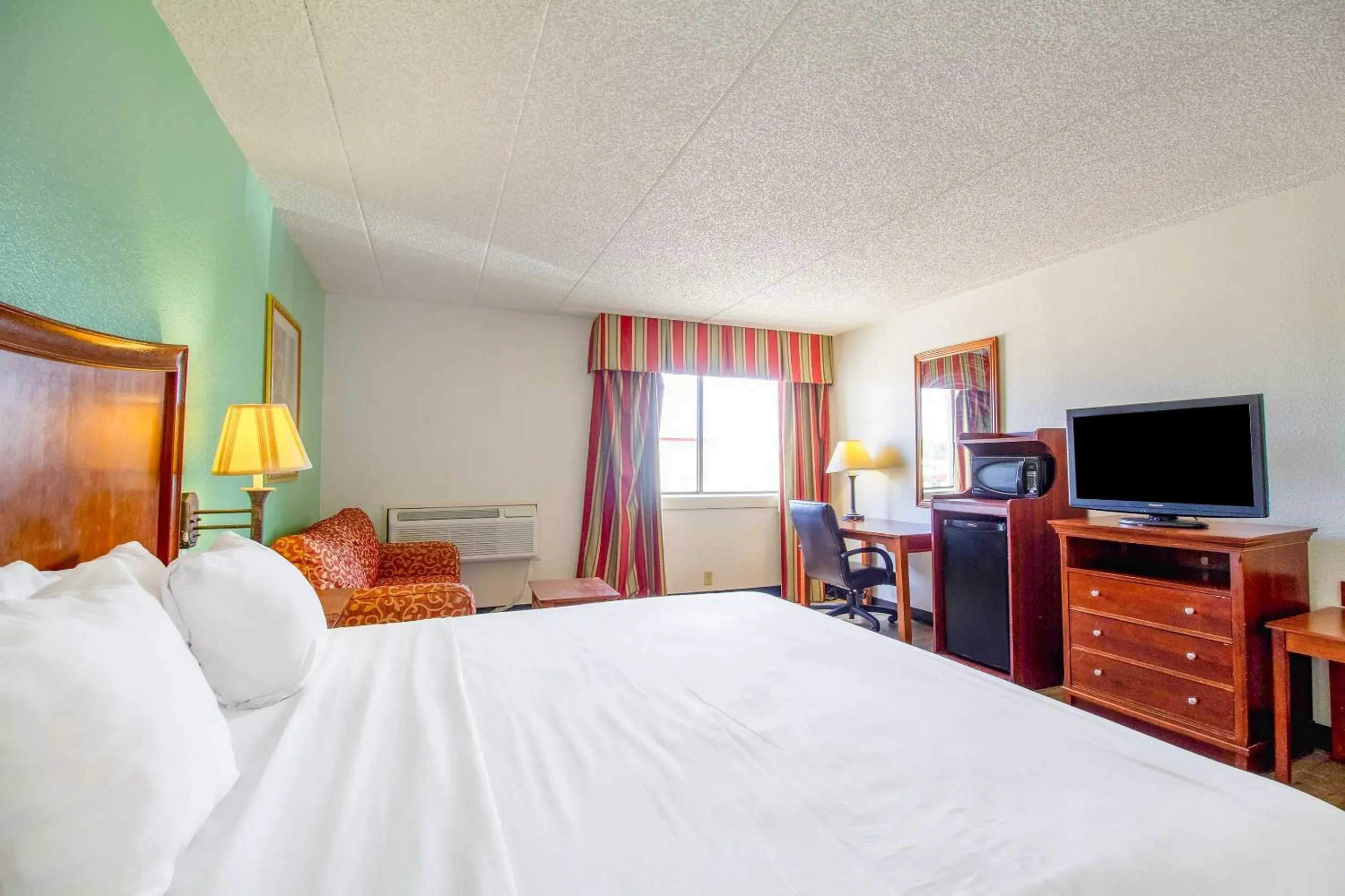 Bedroom, Bed in Tulsa Square Hotel Central, I-44 By OYO Bedroom, Bed in Tulsa Square Hotel Central, I-44 By OYO