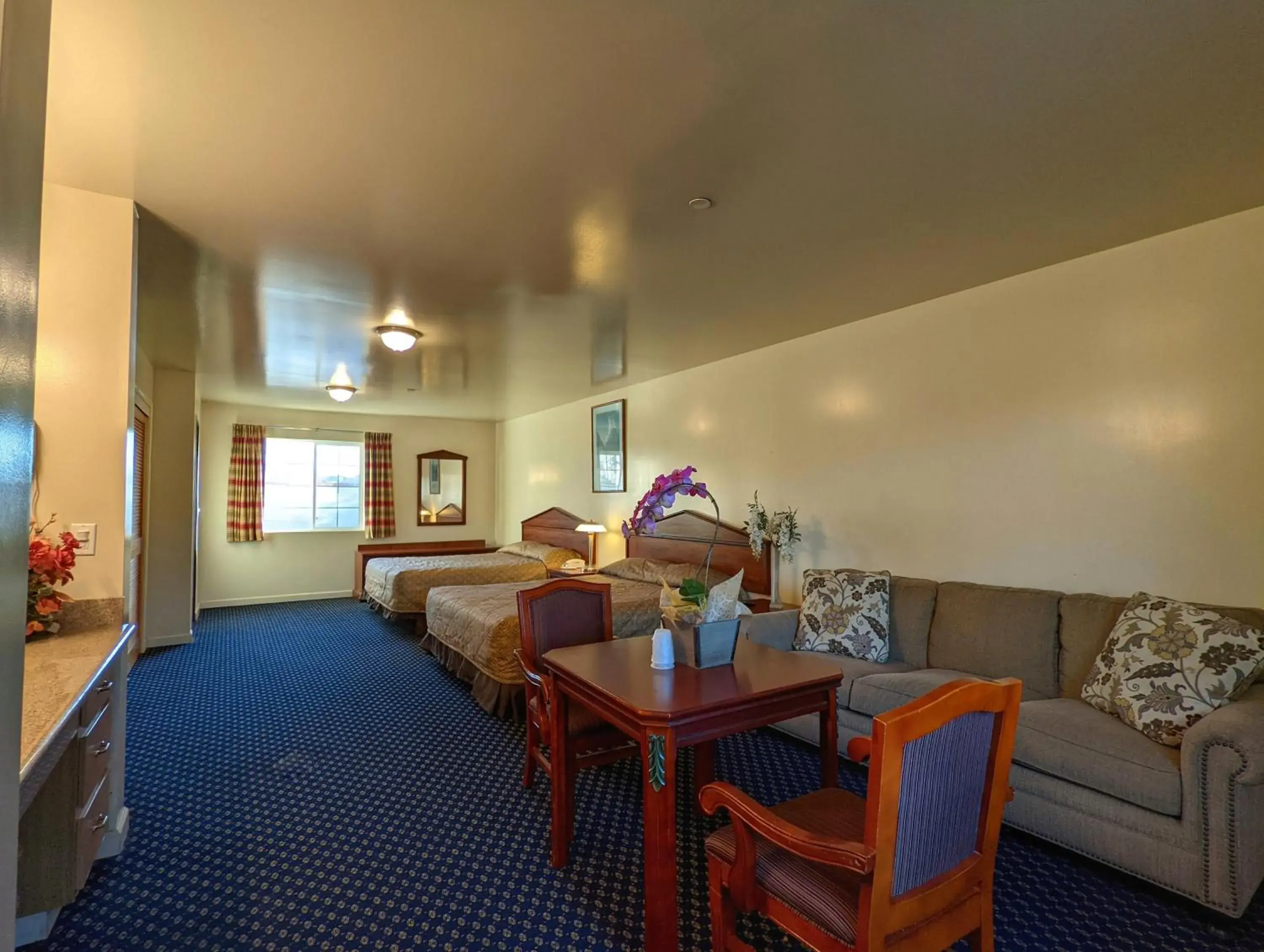 Living room, Bed in Americas Best Value Inn Oxnard-Port Hueneme Living room, Bed in Americas Best Value Inn Oxnard-Port Hueneme