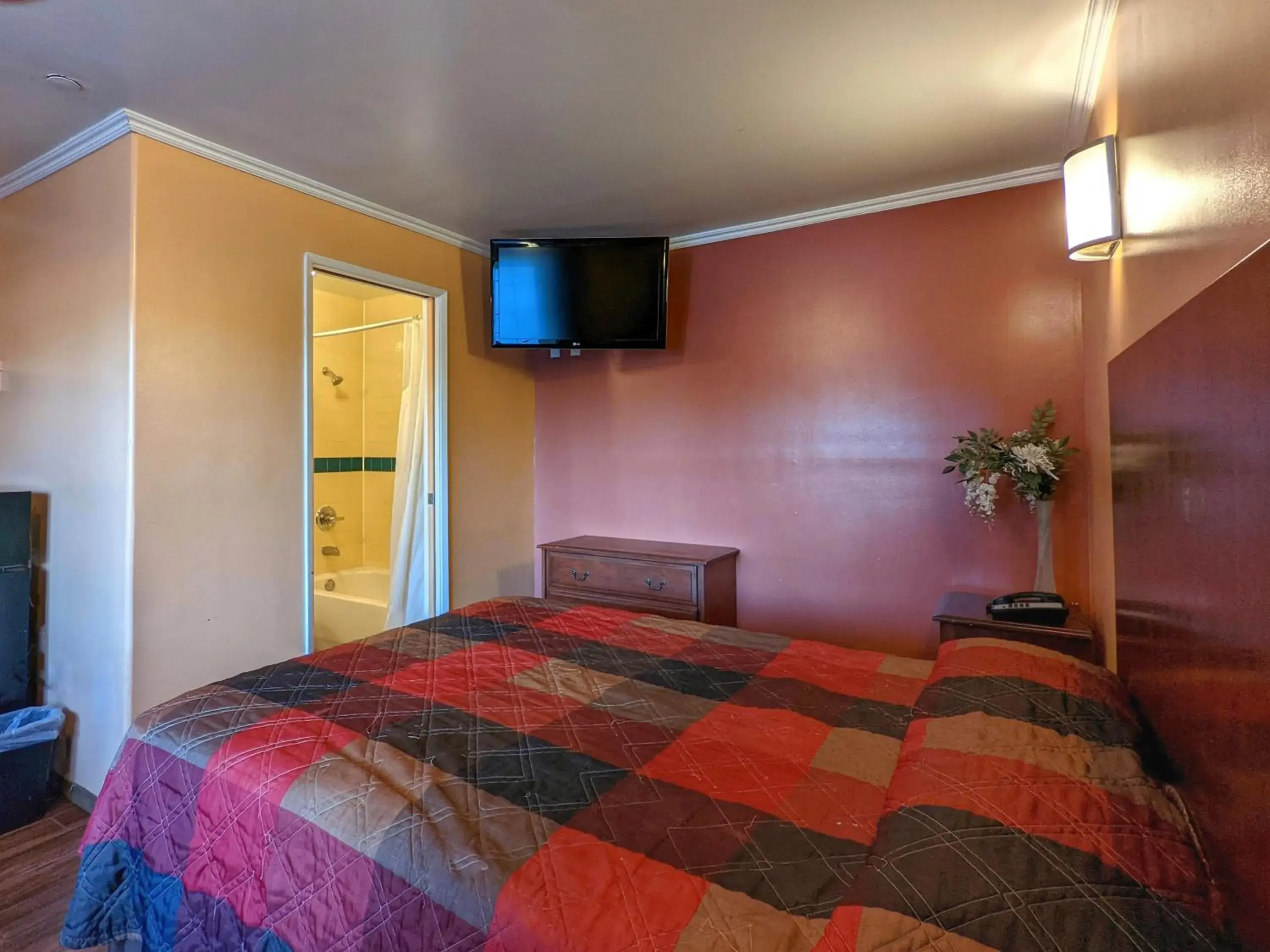 Bed in Americas Best Value Inn Oxnard-Port Hueneme Bed in Americas Best Value Inn Oxnard-Port Hueneme