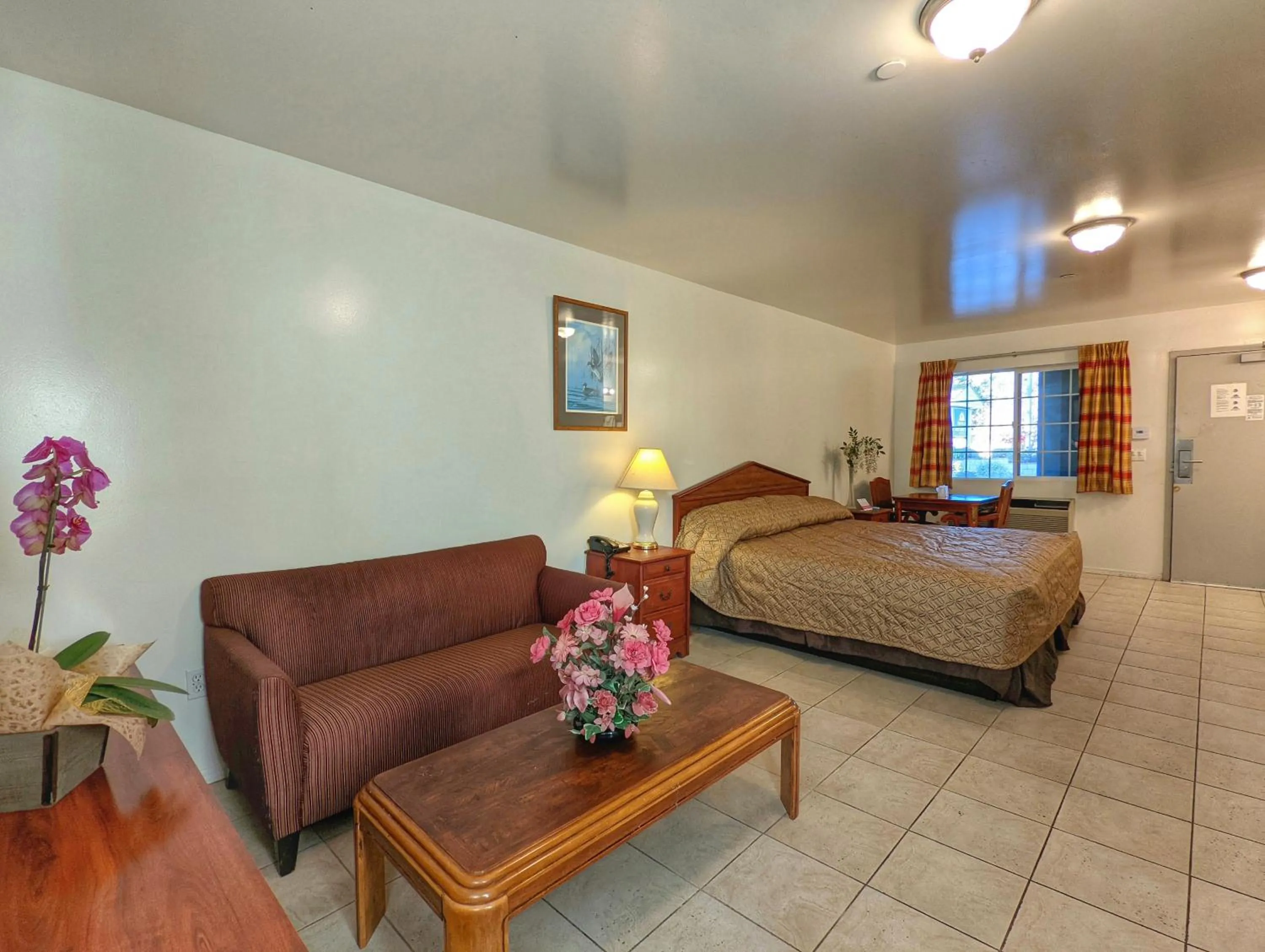 Living room, Bed in Americas Best Value Inn Oxnard-Port Hueneme