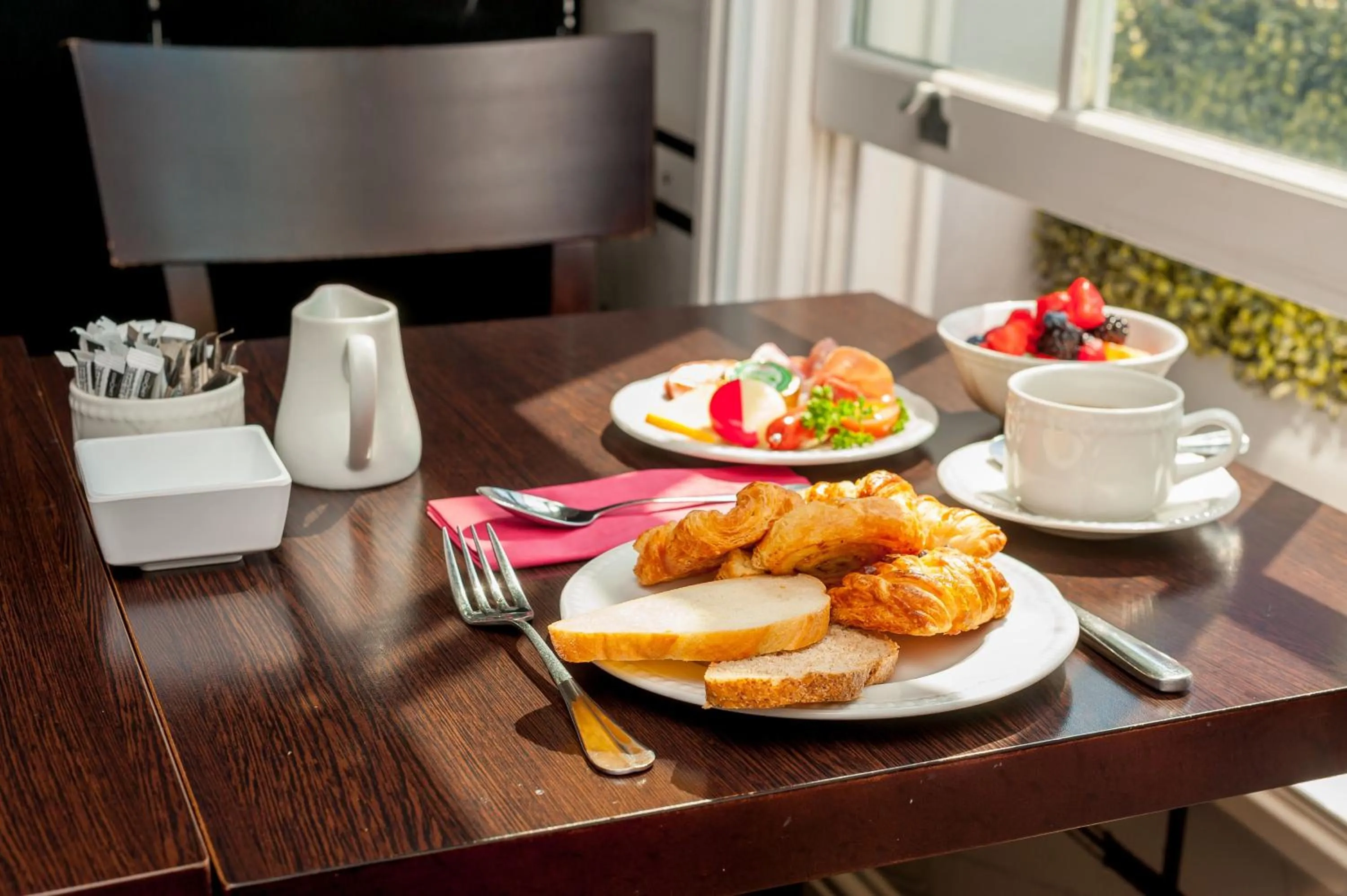 Breakfast in 12 London Street Apartments