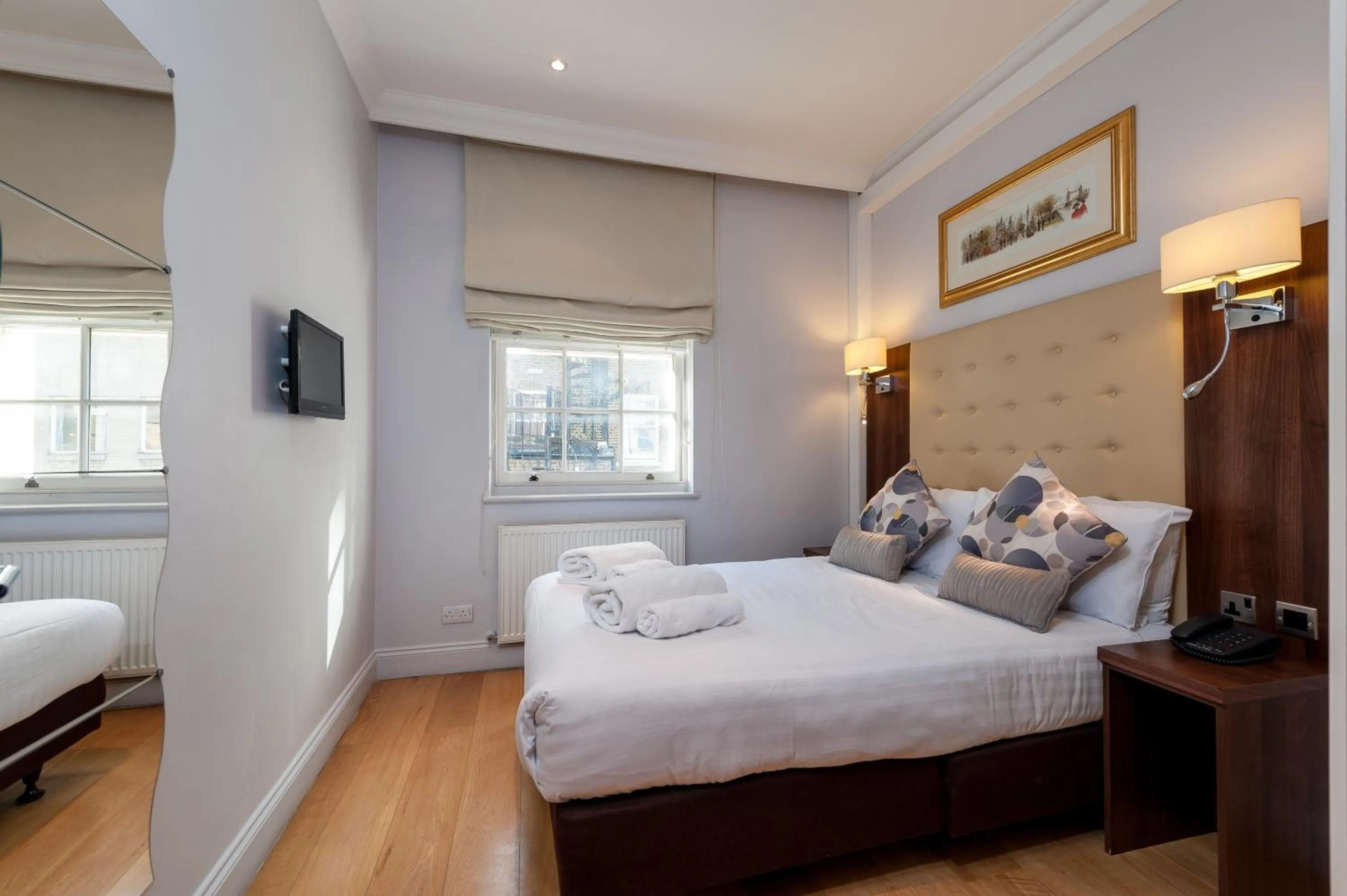 Bedroom, Bed in 12 London Street Apartments