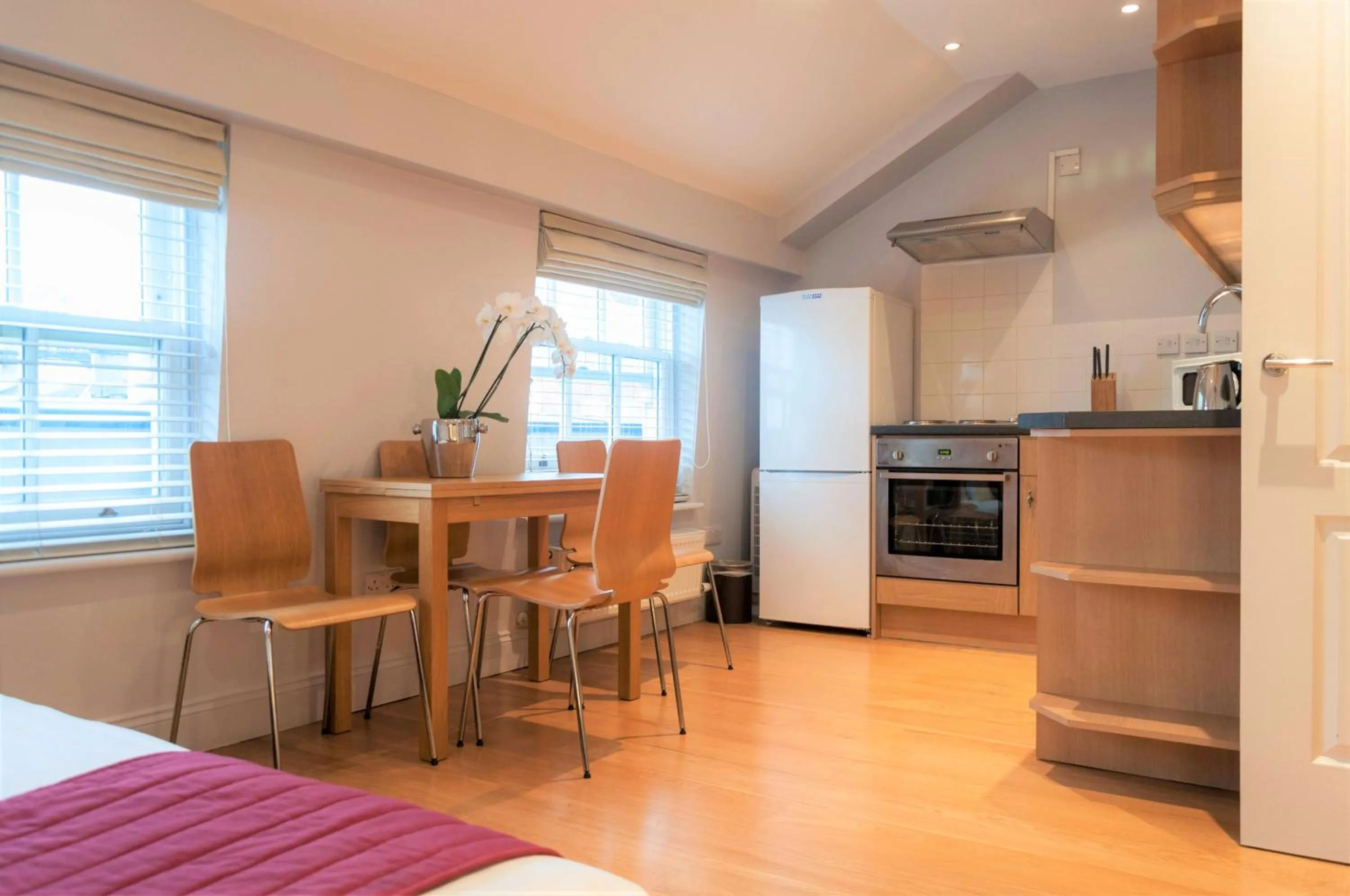Kitchen or kitchenette in 12 London Street Apartments