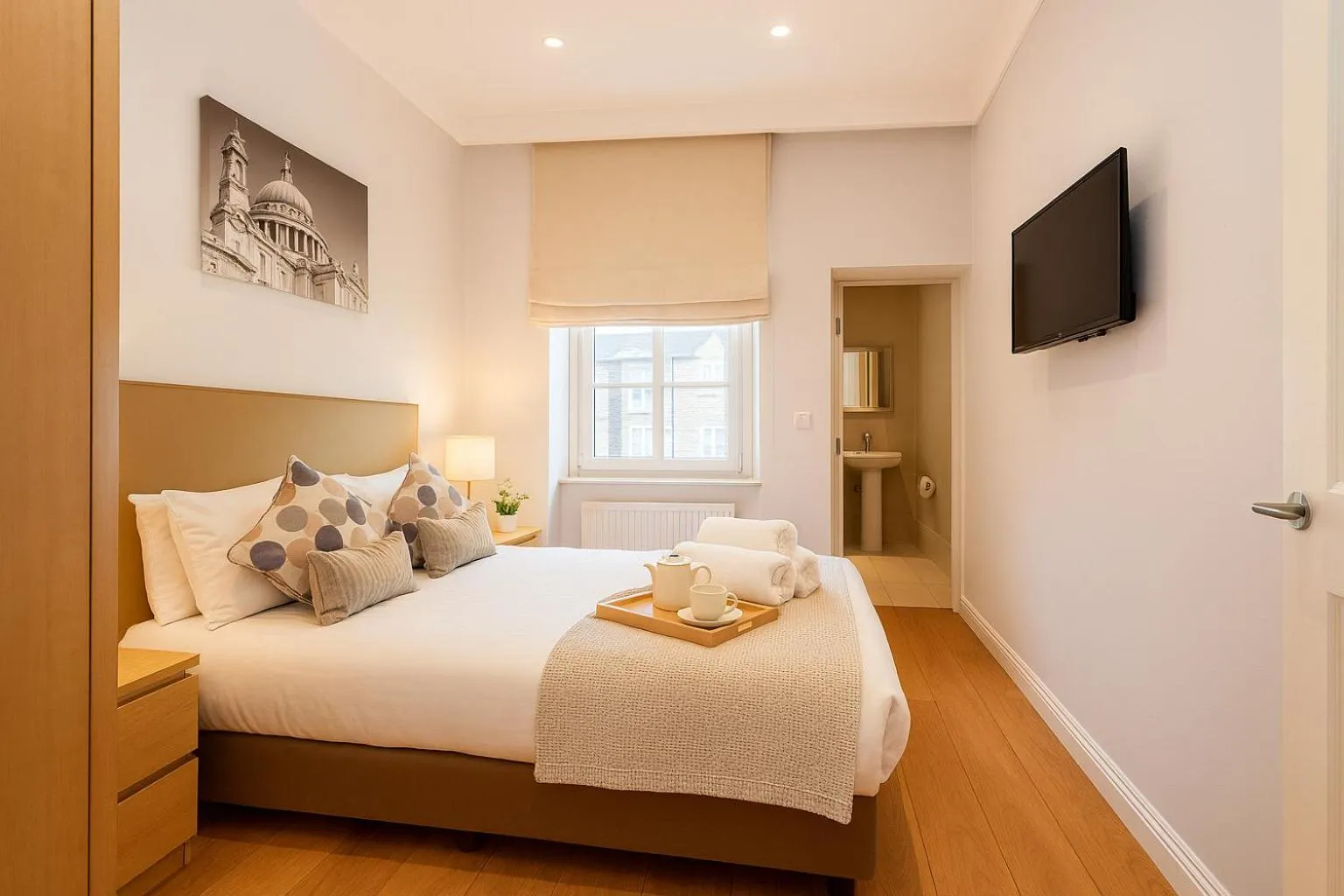 Bedroom, Bed in 12 London Street Apartments