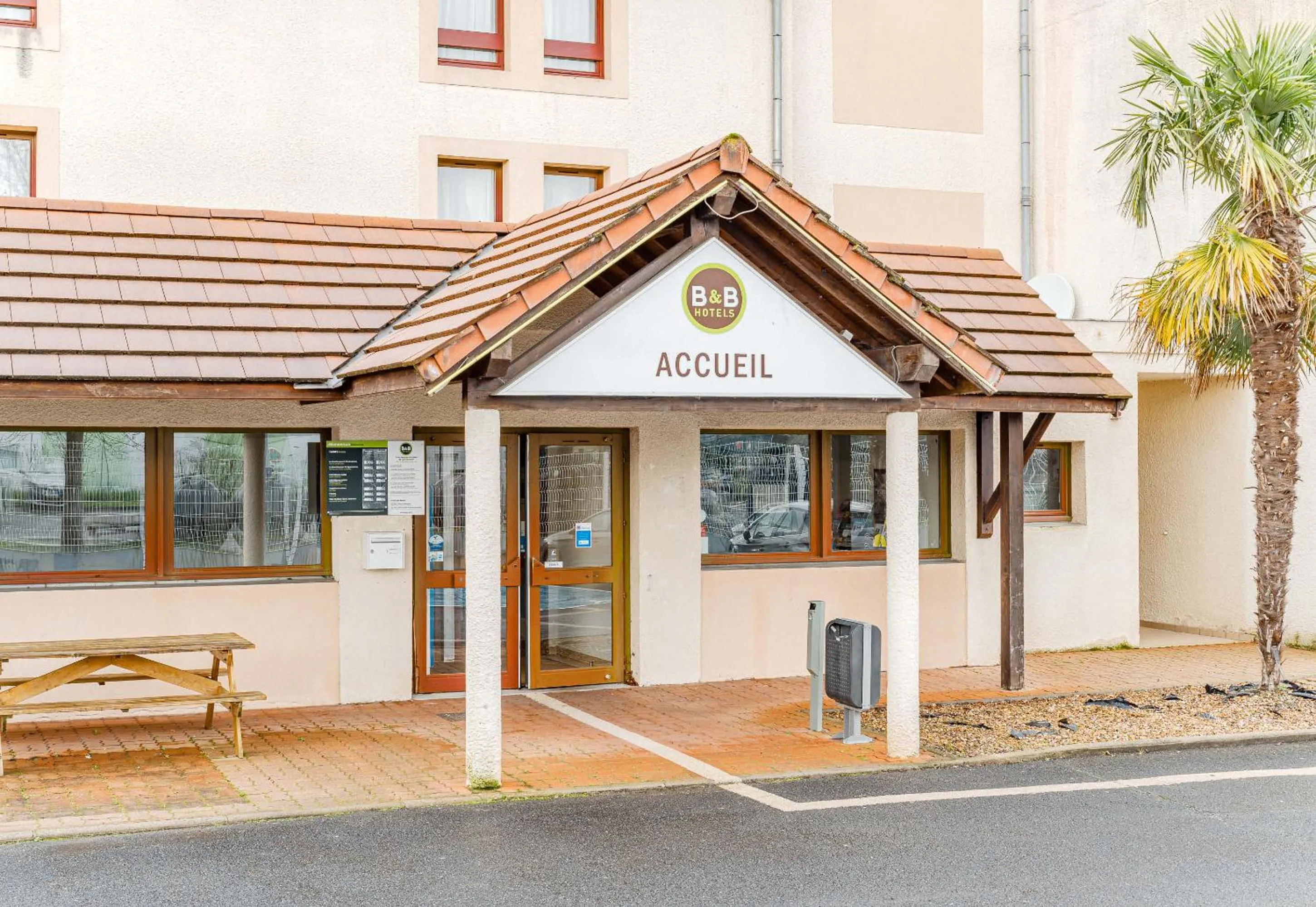 Facade/entrance in B&B HOTEL Chatellerault