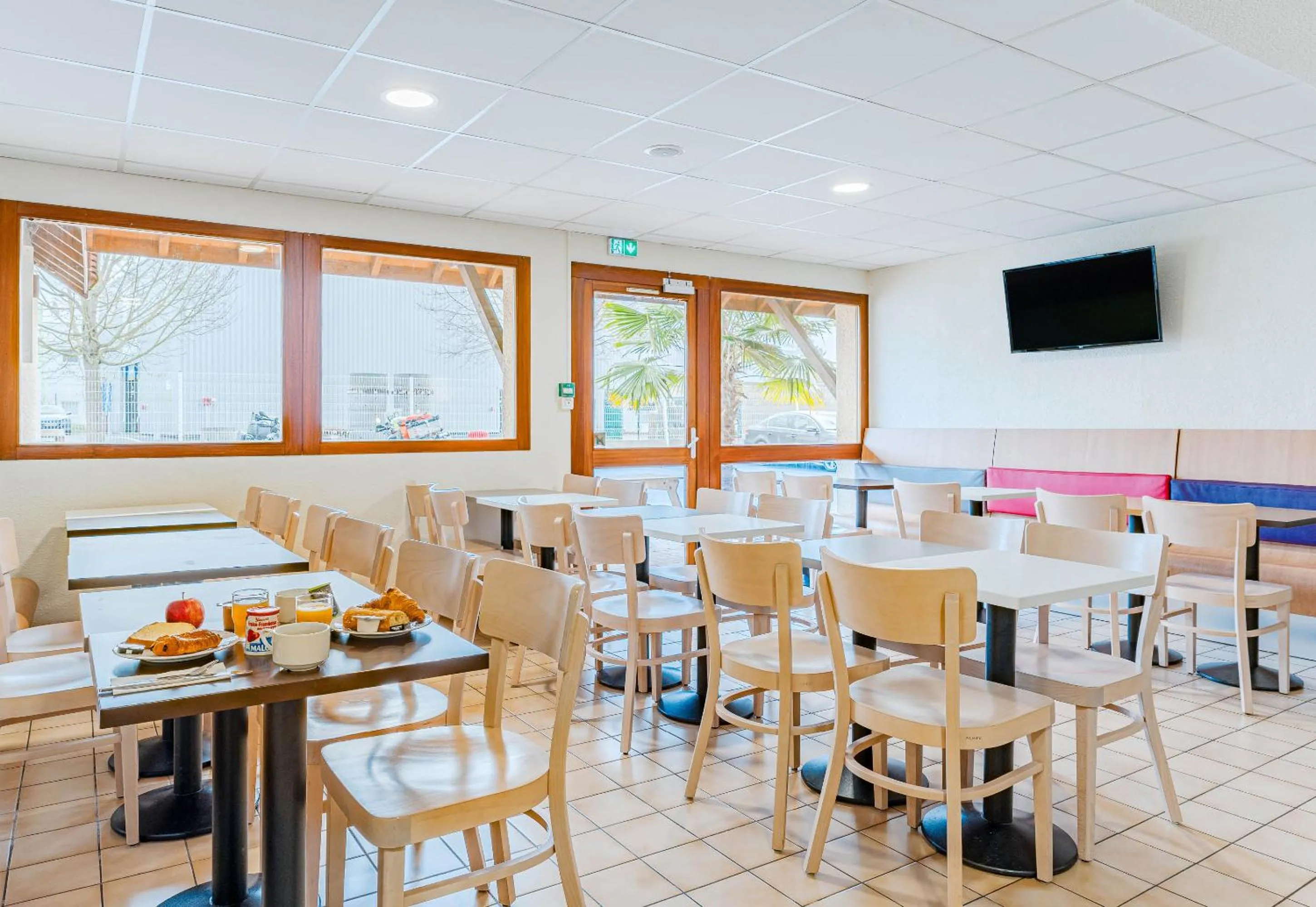 Restaurant/places to eat in B&B HOTEL Chatellerault