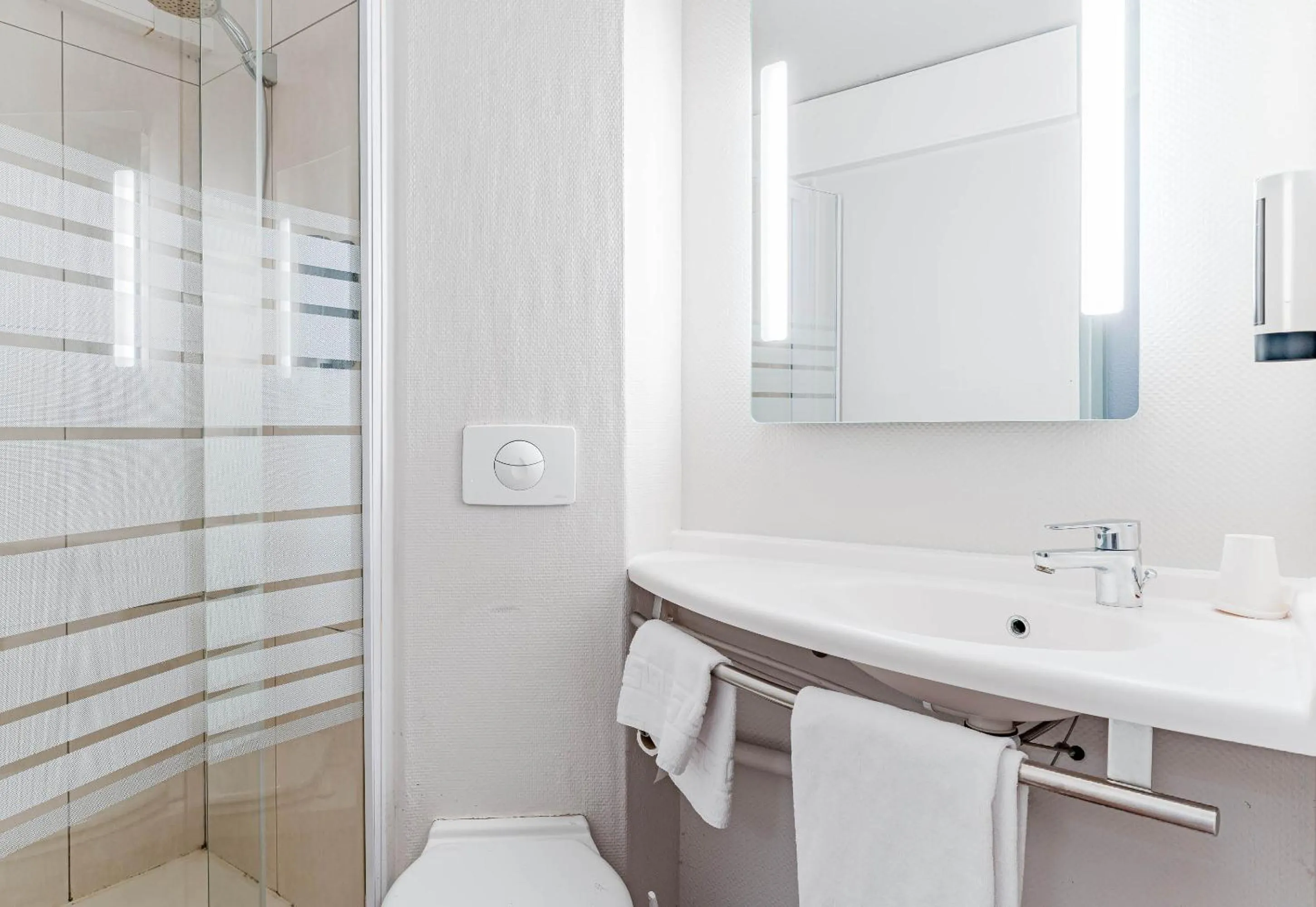 Bathroom in B&B HOTEL Chatellerault