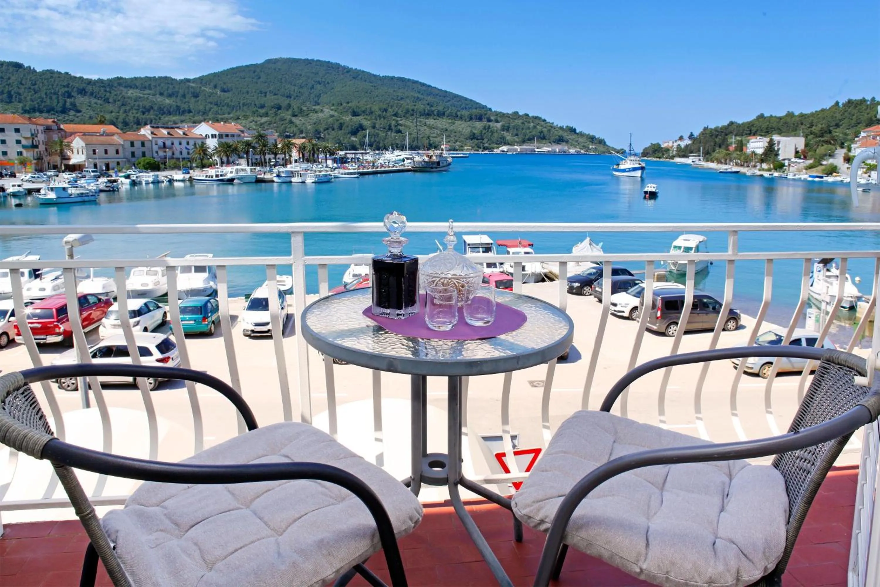 Three-Bedroom Apartment with Sea View in Sunshine Apartment Doda