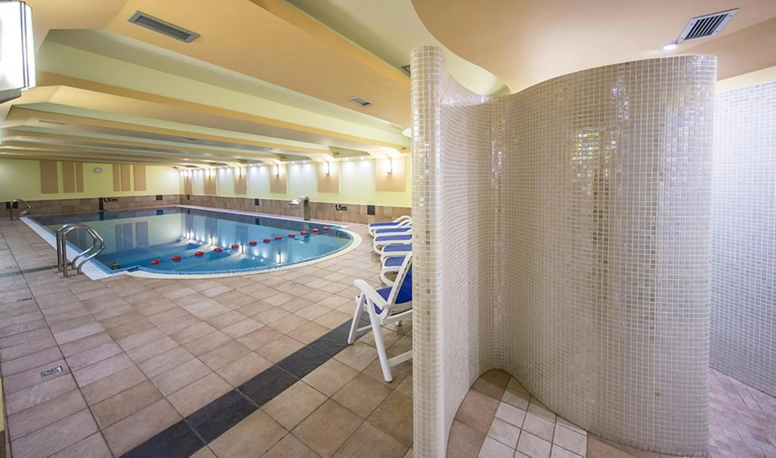 Swimming pool in Hotel Murowanica