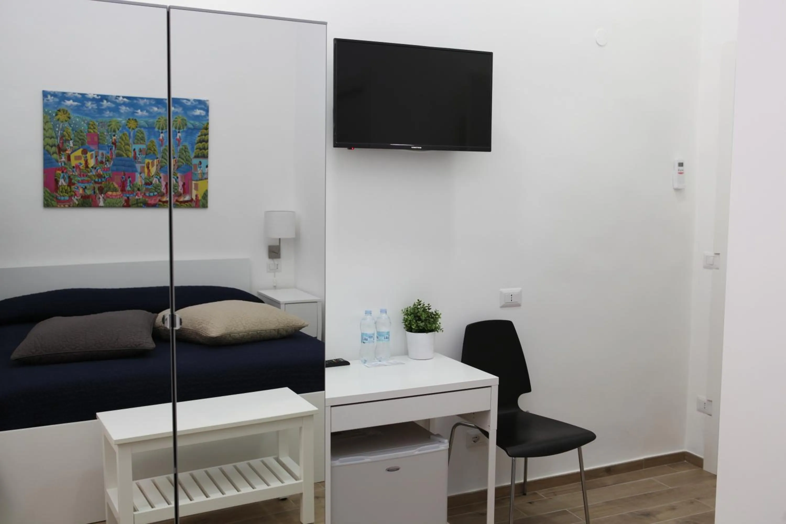 Photo of the whole room in Sisters residence